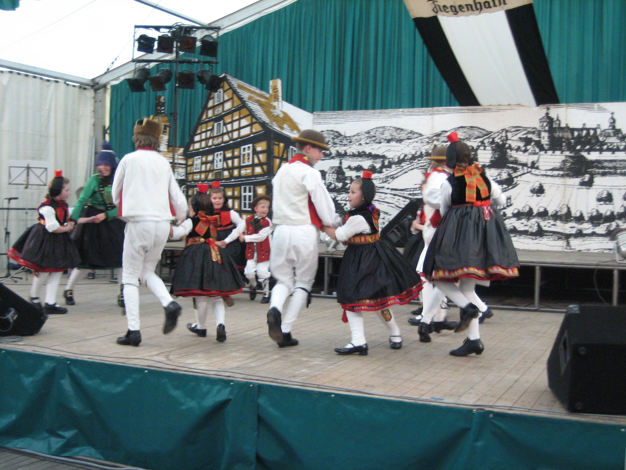 Schwälmer Gruppe tanzt