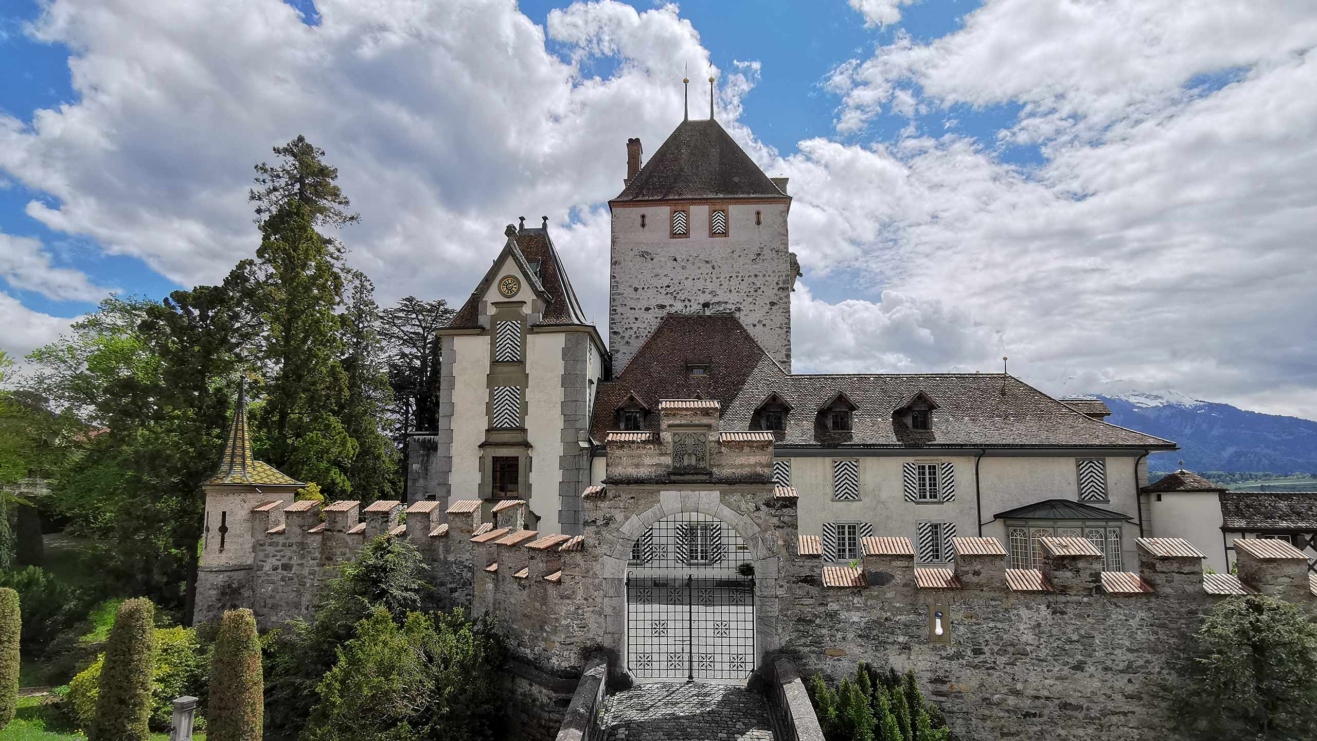 schloss-oberhofen-schlossmauer-eingang-park.jpg