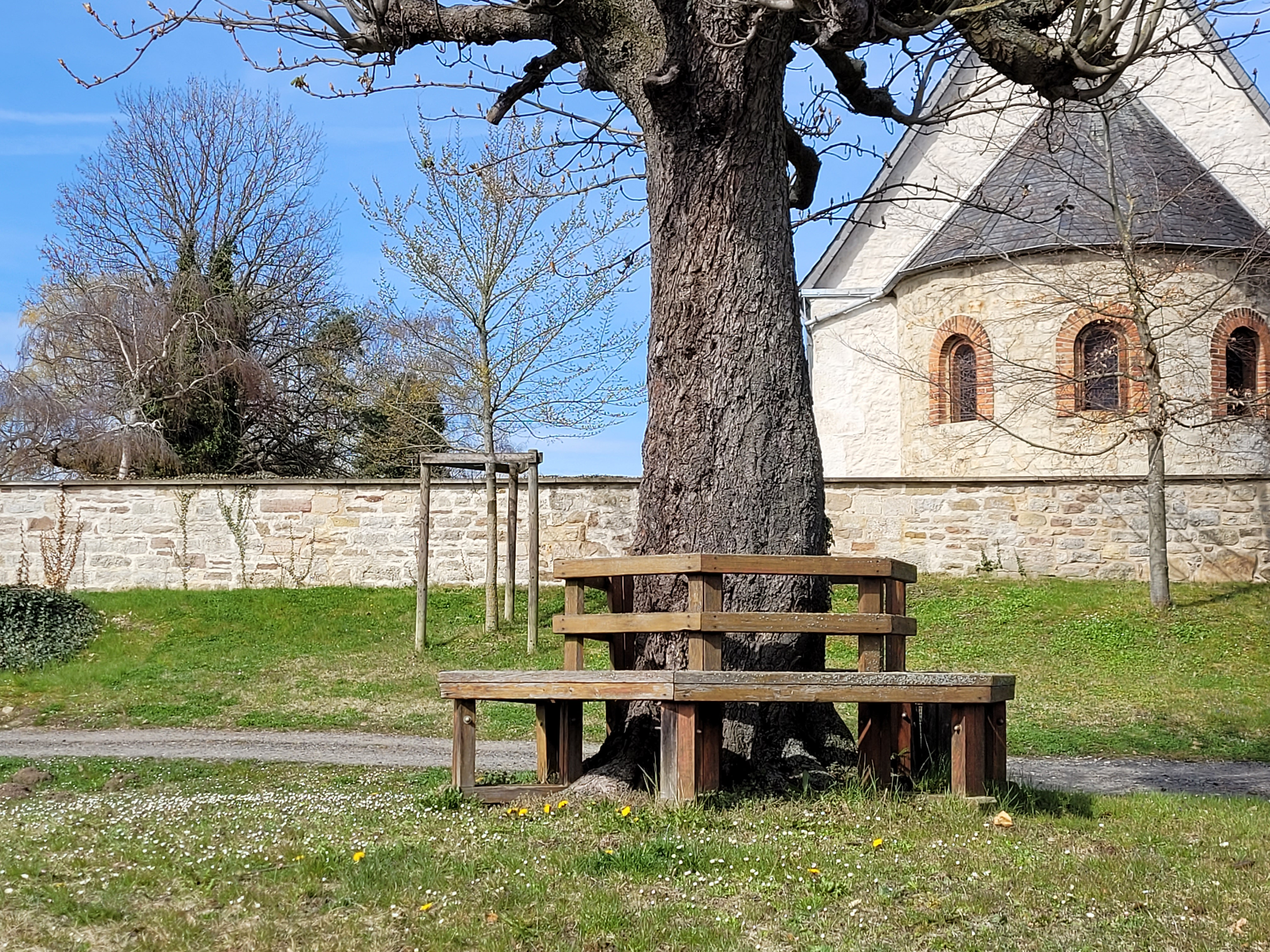 Rastplatz neben der Kirche