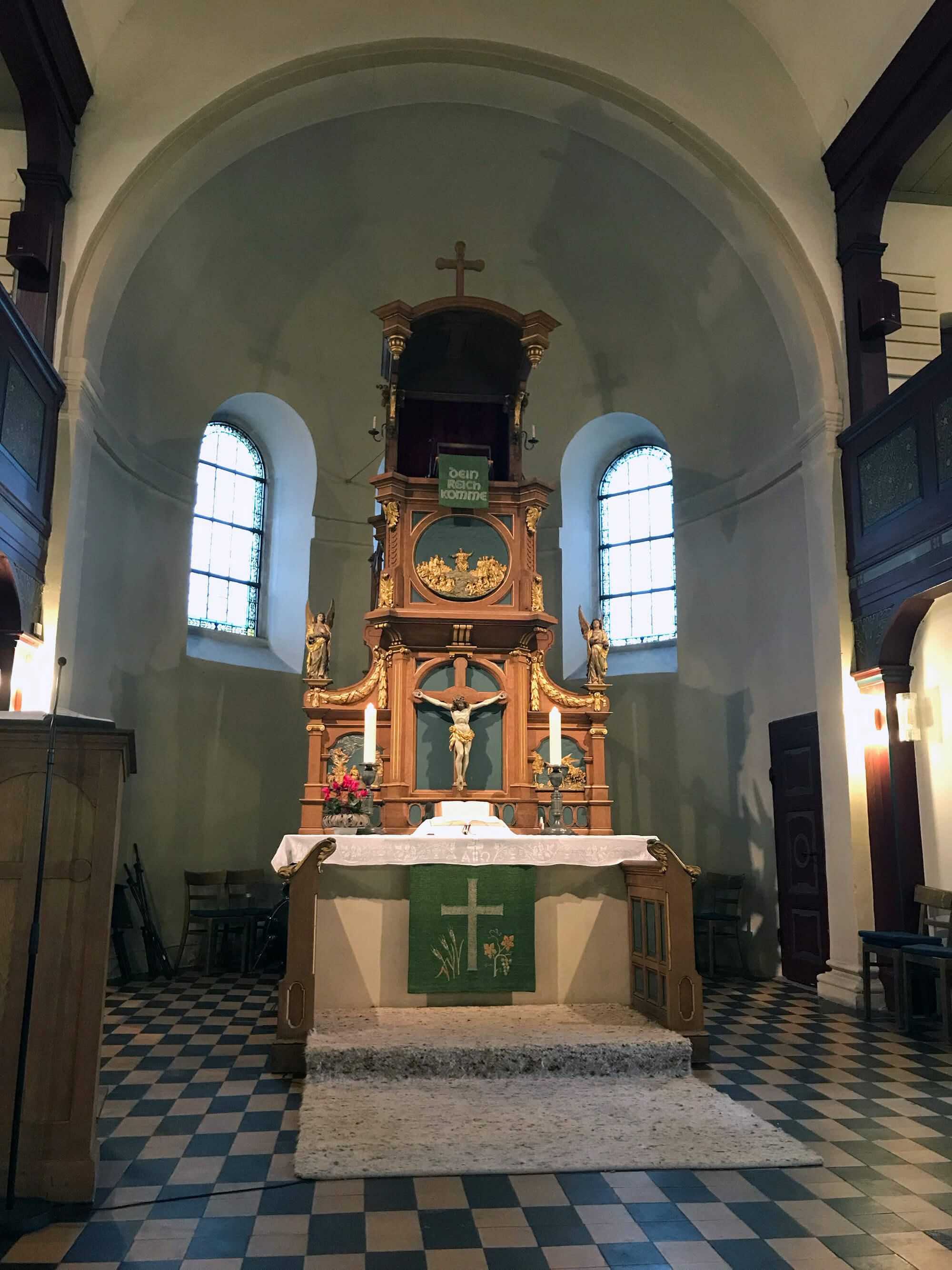 St. Nicolai und Catharinen Wahrenholz_Altar von 1904.jpg
