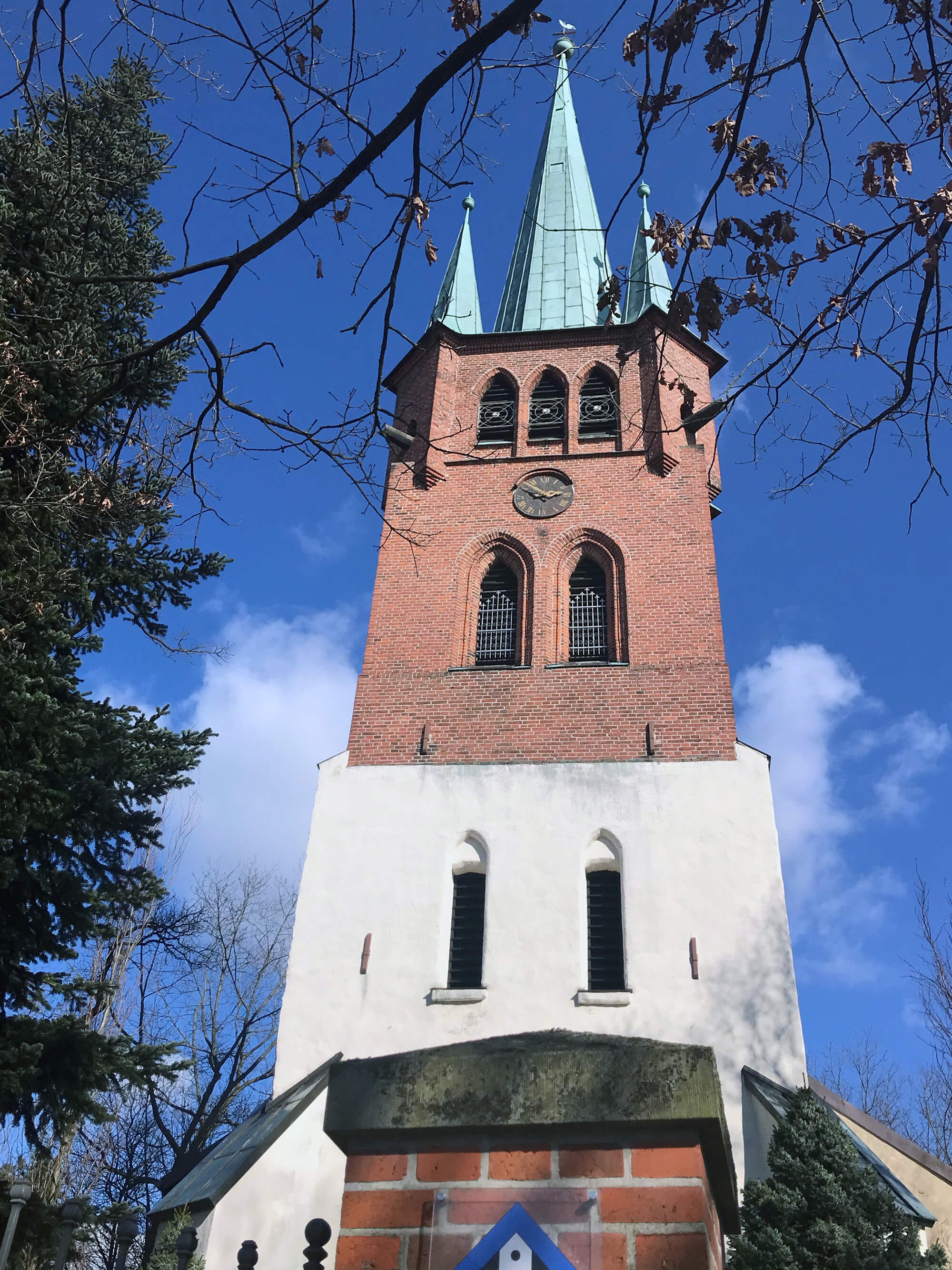 St. Nicolai und Catharinen Wahrenholz_Kirchenansicht von Westen mit Turm.jpg