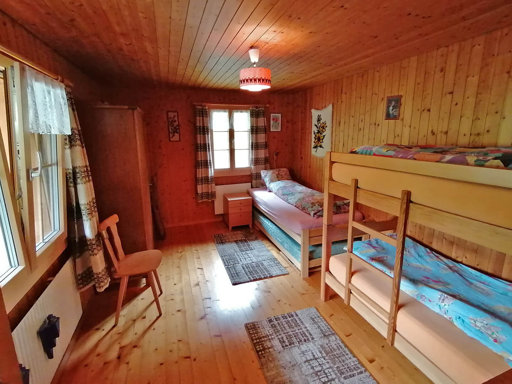 Kinderzimmer mit Einzel- und Kajütenbett