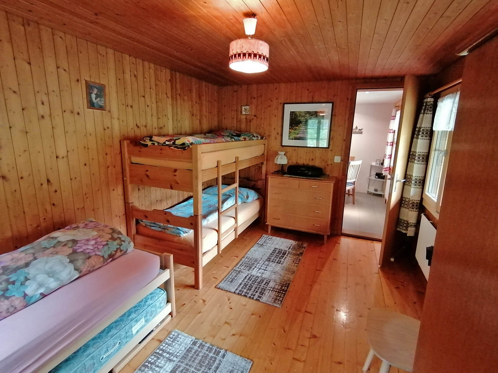 Kinderzimmer mit drei Betten