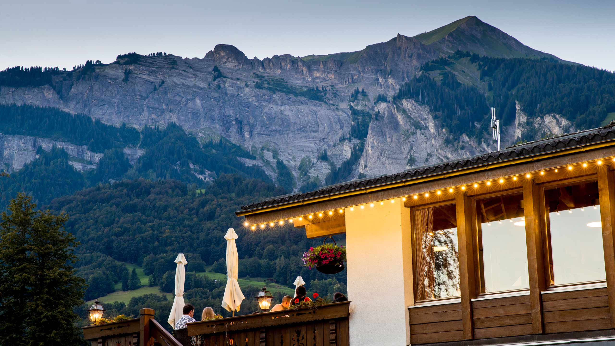 aareggstube-camping-aagregg-brienz-terrasse-brienzer-rothorn.jpg