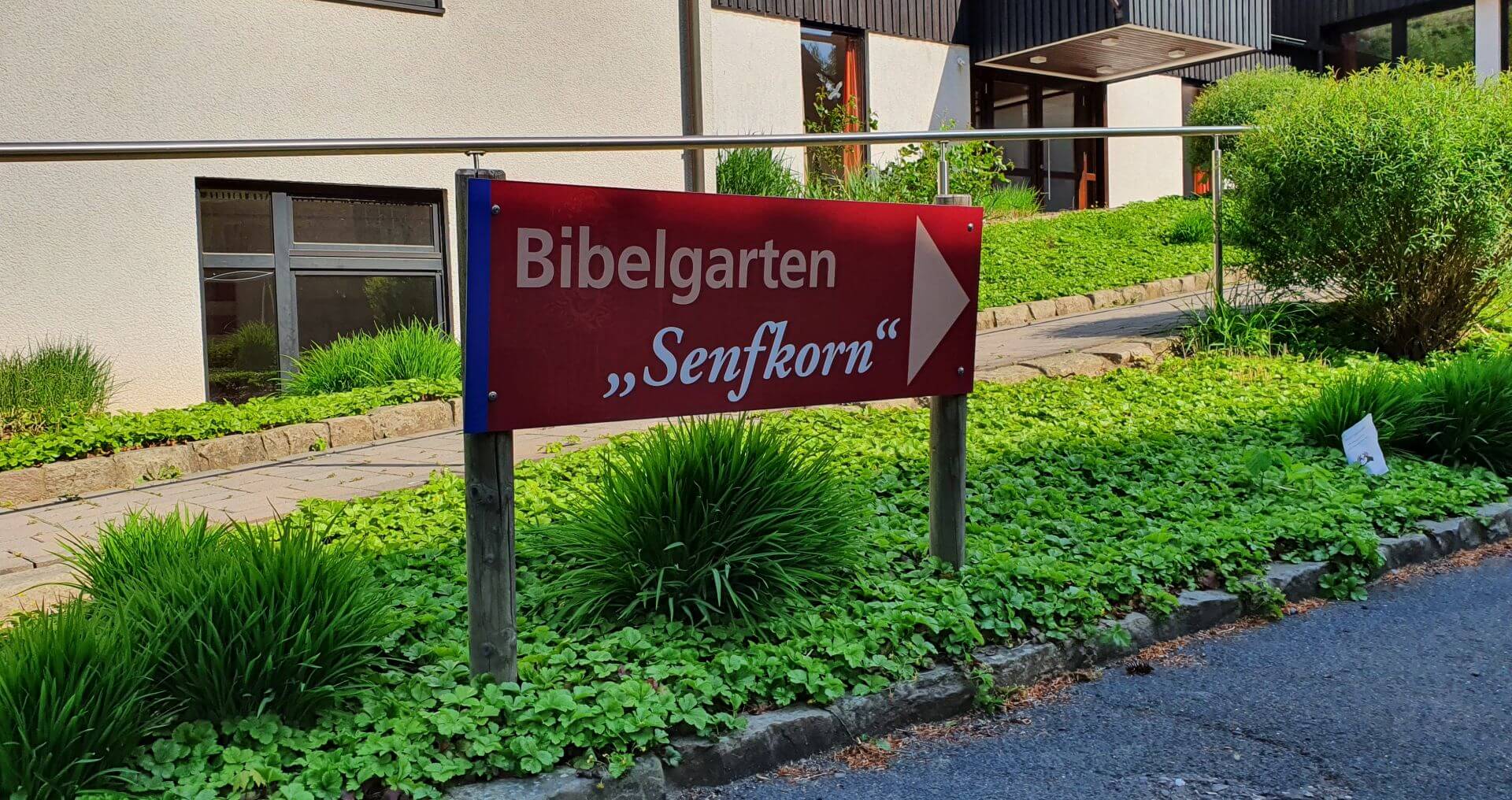 Richtungsschild zum Bibelgarten der Stiftung Senfkorn (c) Fiene.jpg
