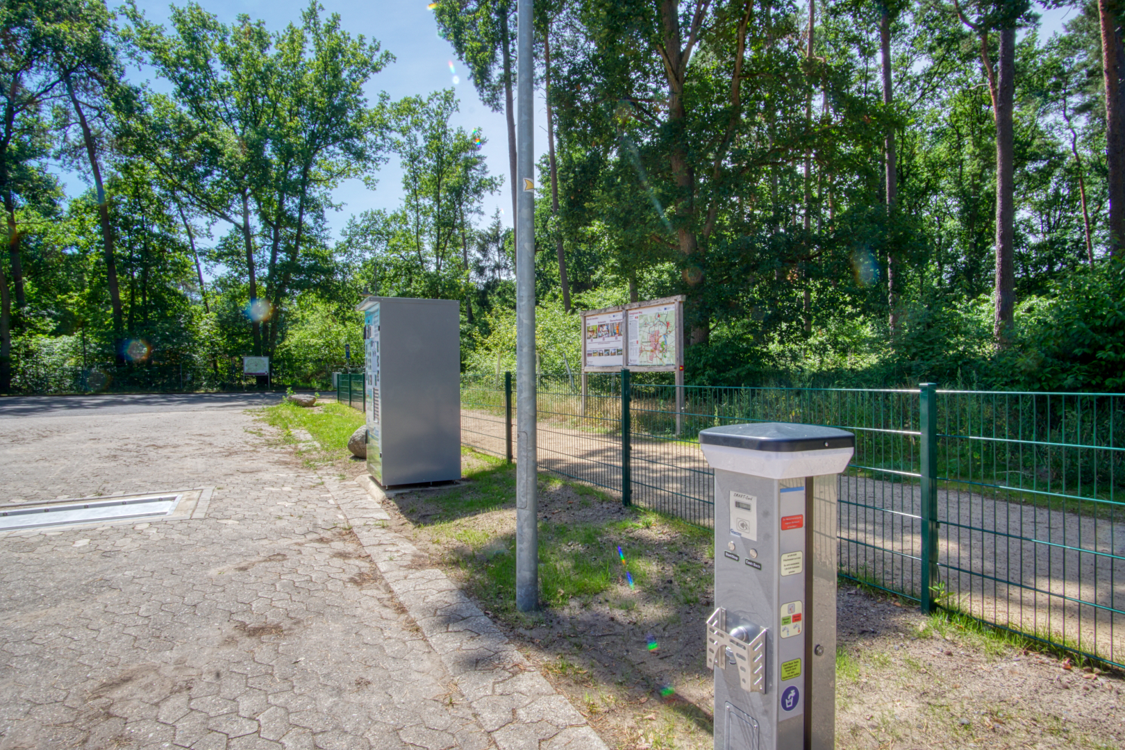 Wassersäule und Ver-und Entsorgung 
