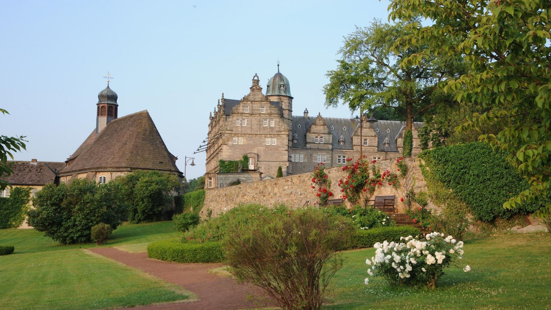 Schloss Hämelschenburg mit Garten und Kirche
