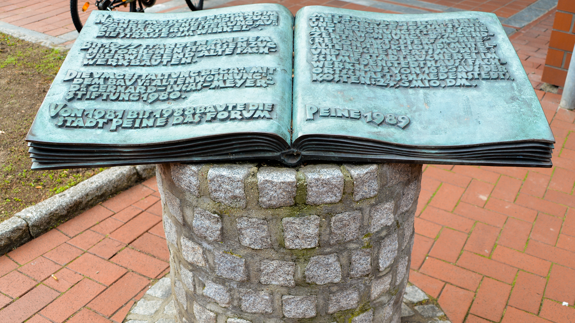 Bronzebuch Anna-Margret-Janovicz-Platz (Winkel)