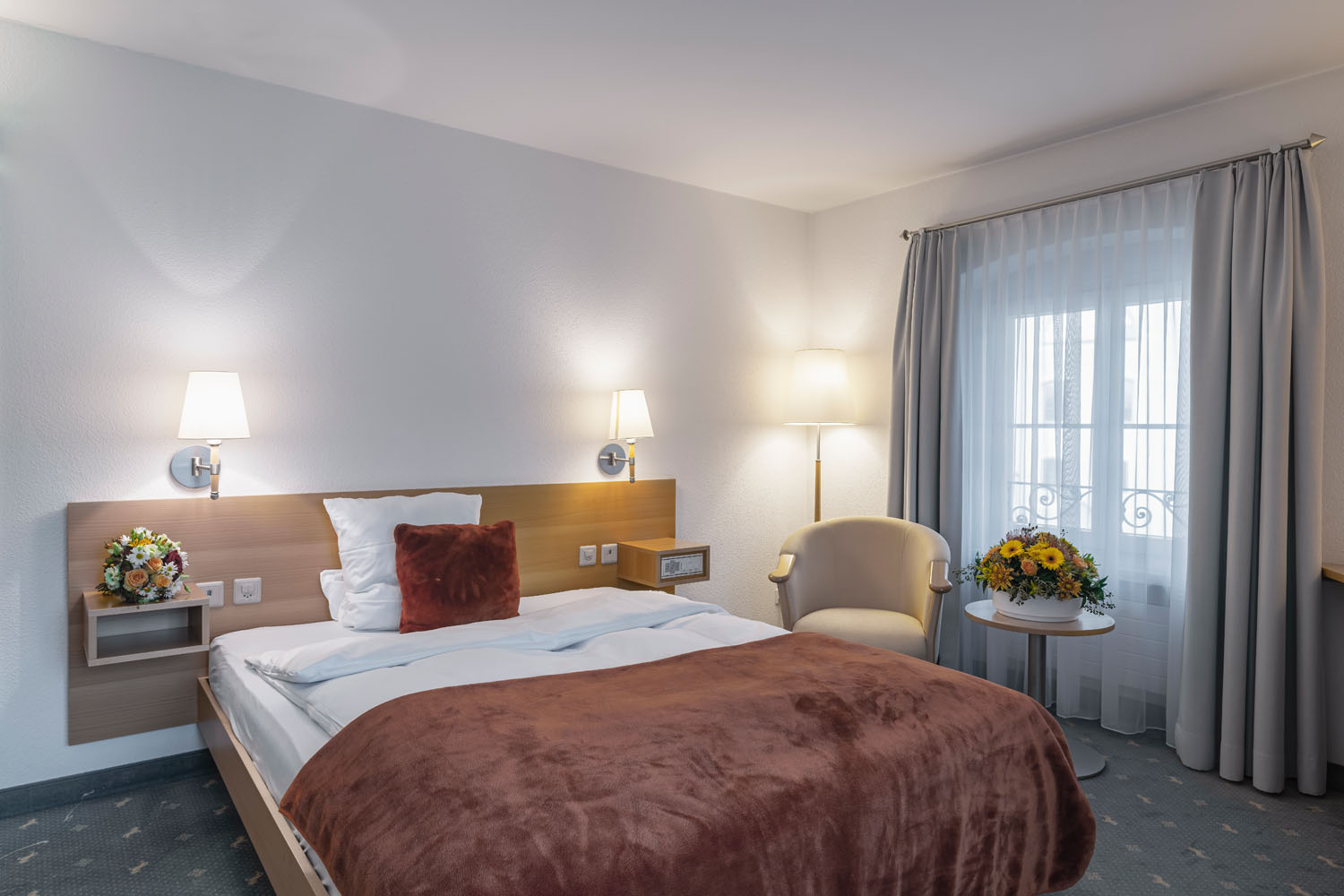 Weisses_Roessli_Schwyz_Schoepfer_Gastro_ZUE8181_(c)zuerrer_klein.jpg Weisses_Roessli_Schwyz_Schoepfer_Gastro_ZUE8181_(c)zuerrer_klein.jpg