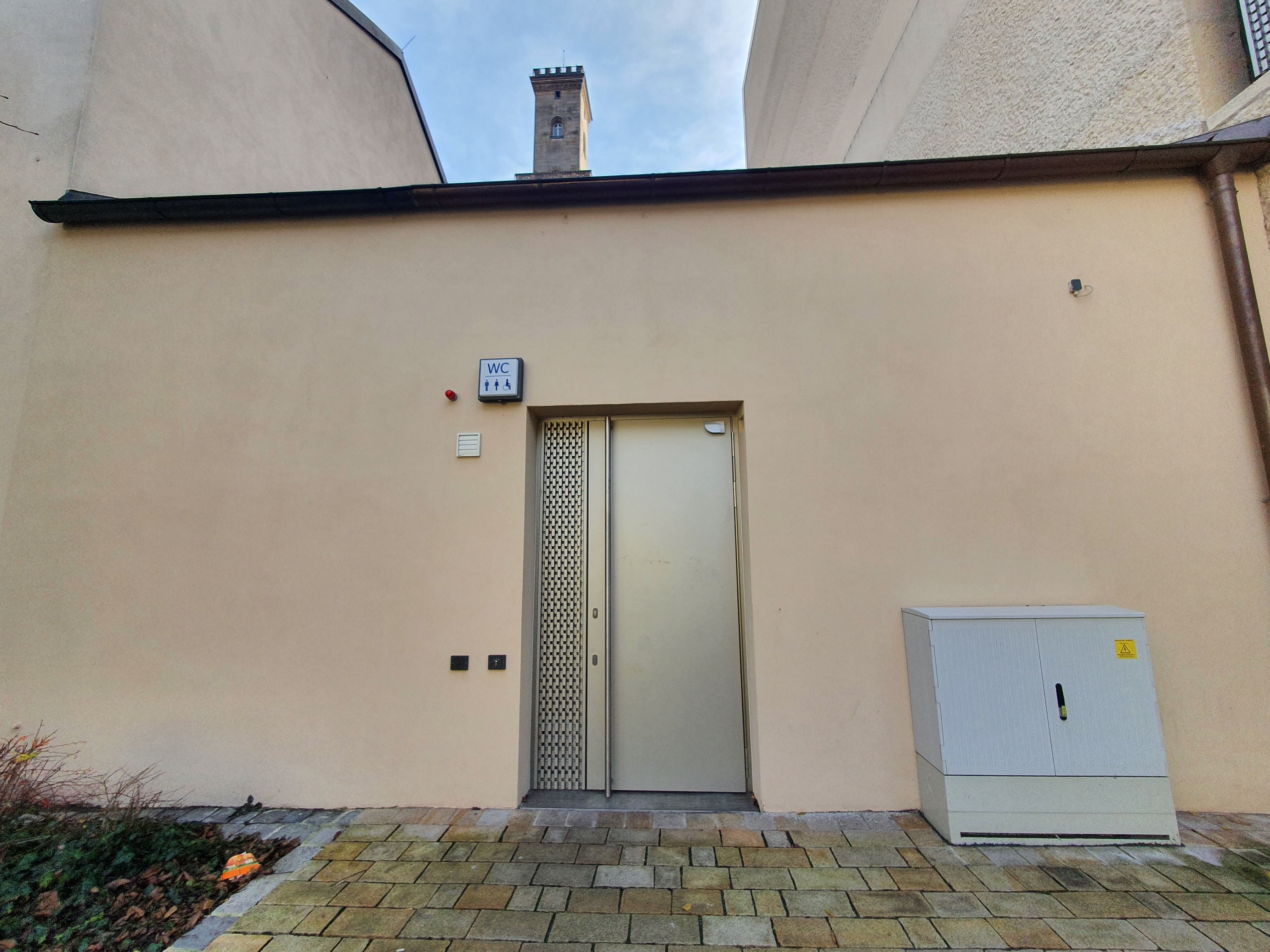 Öffentliche-Toilette-LEZ-1