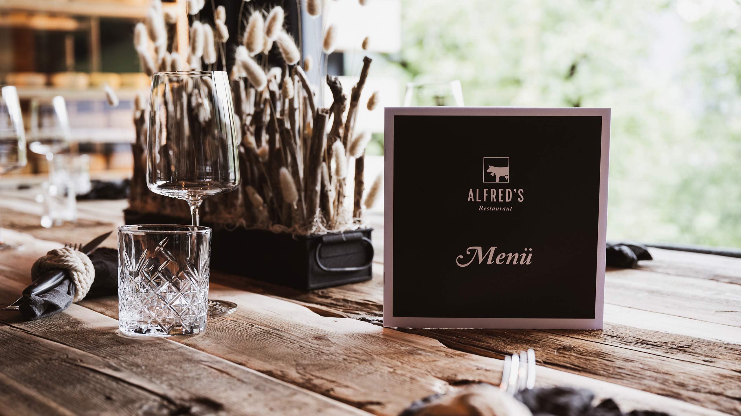 trauffer-erlebinswelt-alfreds-restaurant-tischdeko-menue.jpg