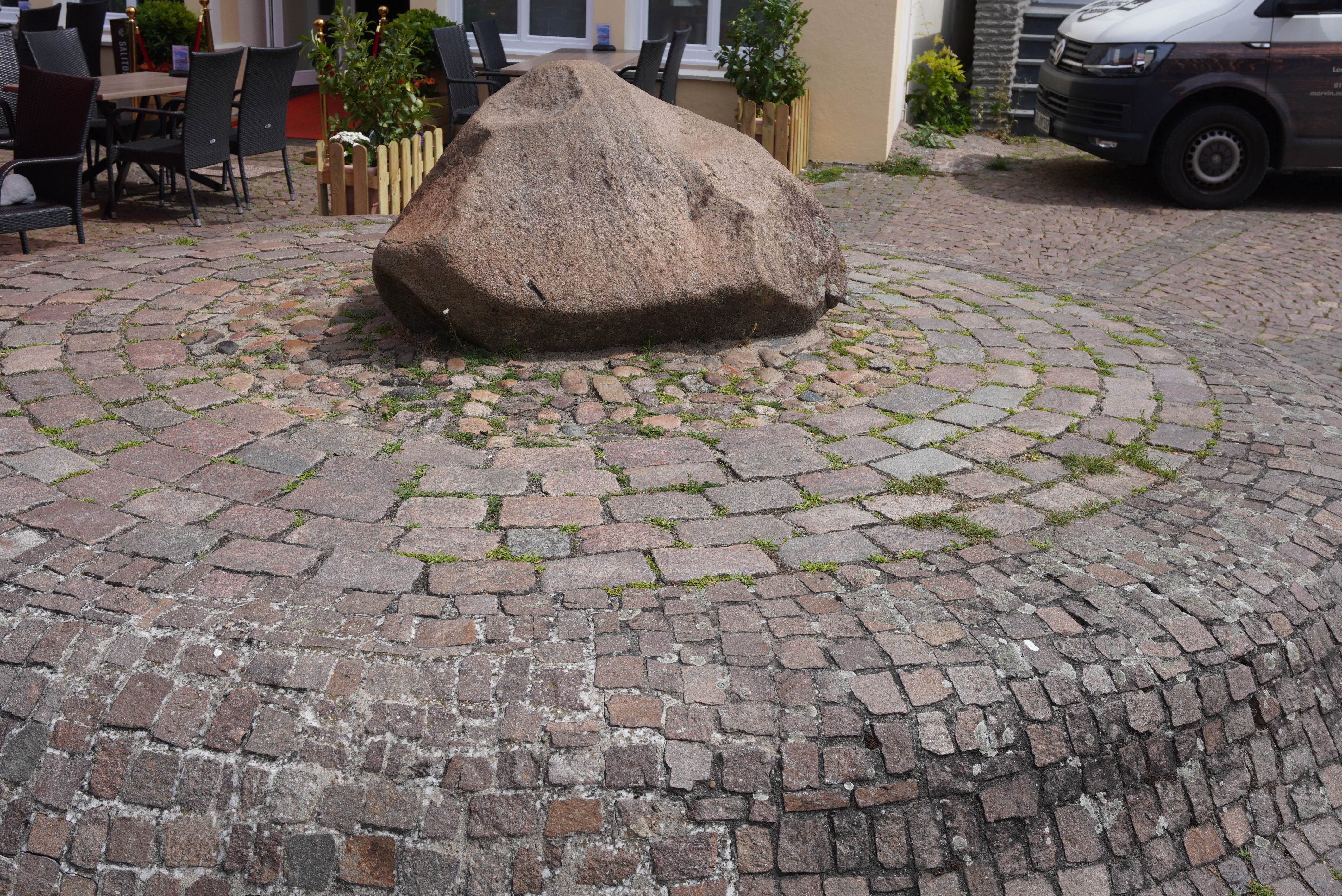 Lugenstein (Platz und Findling)