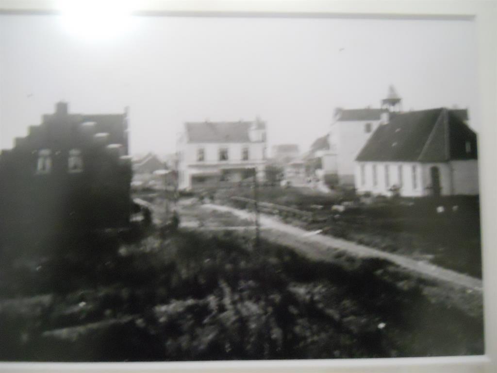 Links erstes Rathaus 1890 erbaut