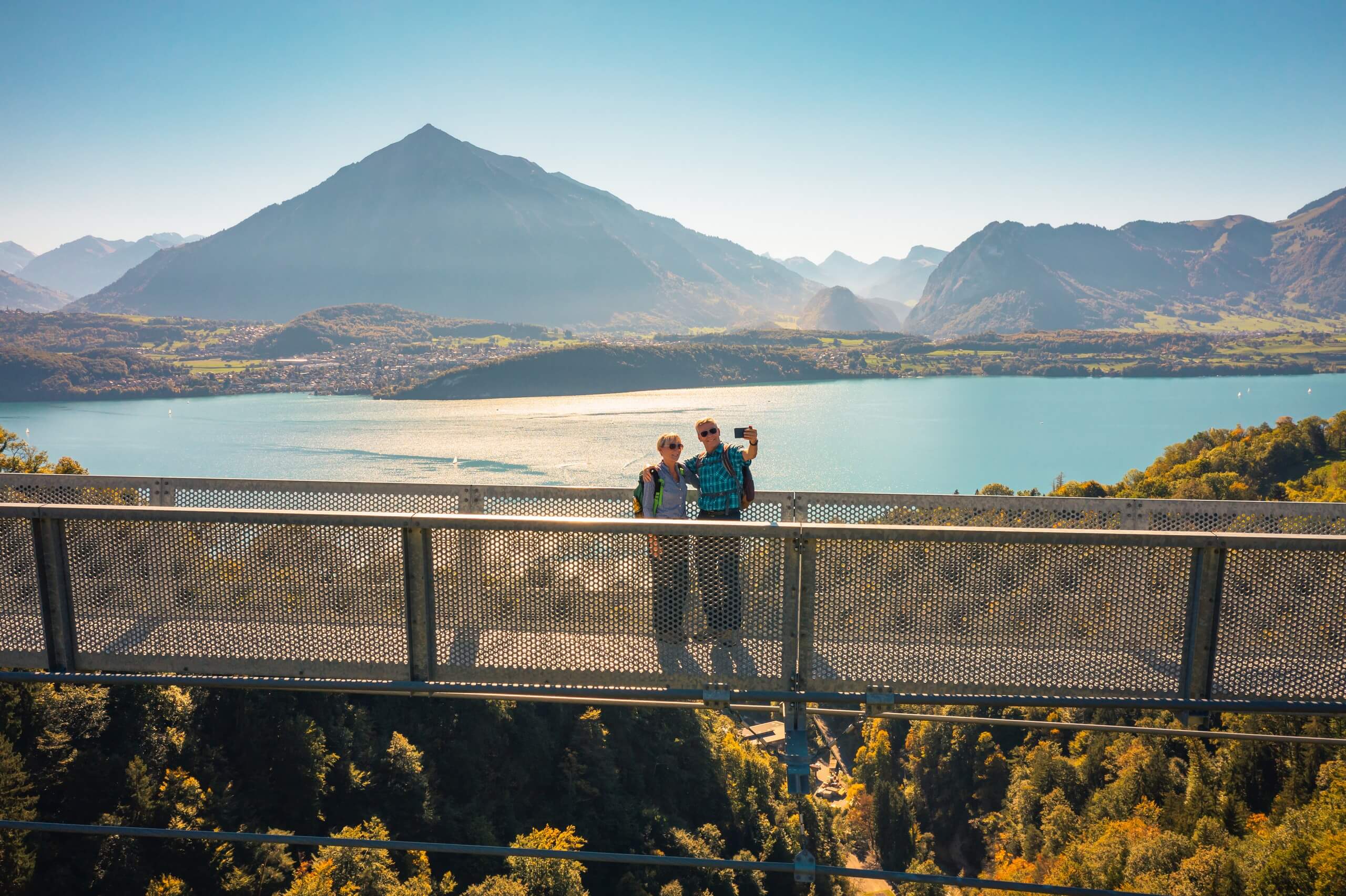 sigriswil-panoramabrücke-hängebrücke-thunersee-niesen-selfie-herbst-schweiz-tourismus-christian-meixner.jpg