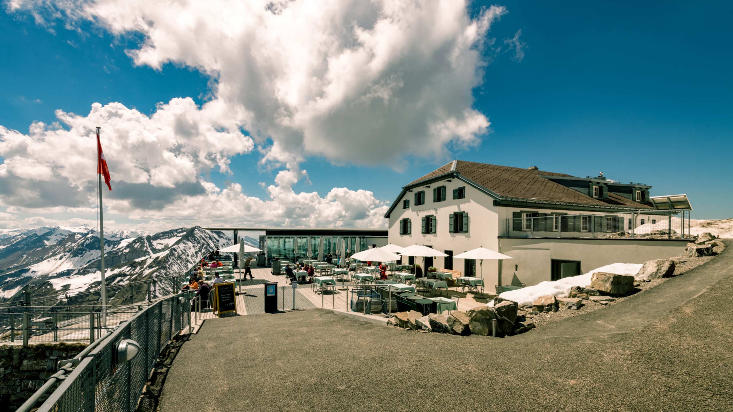 berghaus-niesen-kulm-terrasse-fruehling-schneefelder-sonnernschirme.jpg