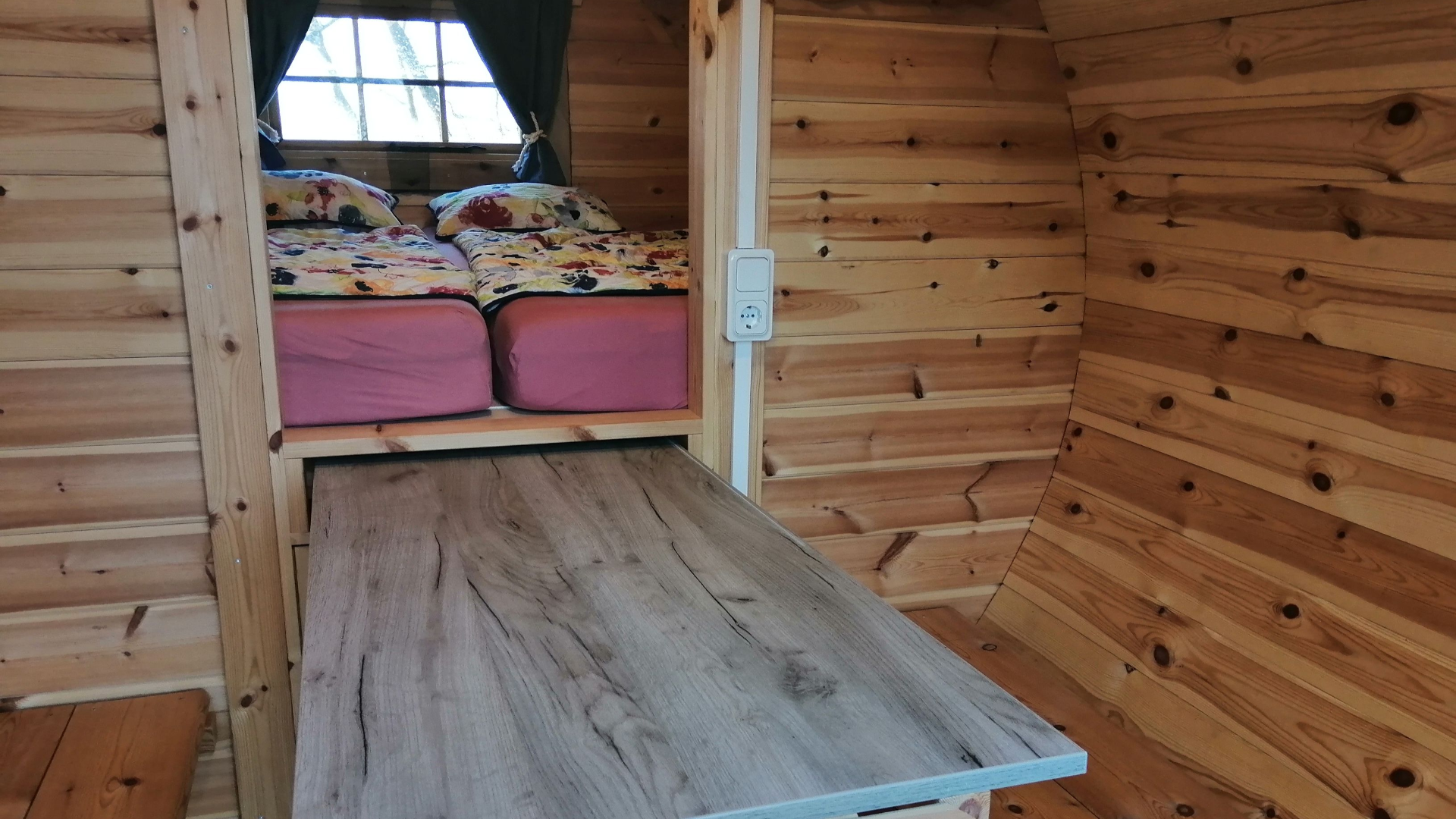 Einblick in das gemütlich eingerichtete Campingfass auf dem Milchschafhof Brünjes