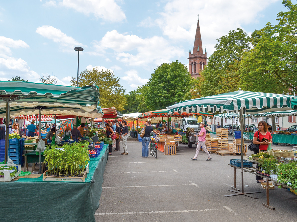 Wochenmarkt und Markthalle Höchst (Weekly Market Höchst)