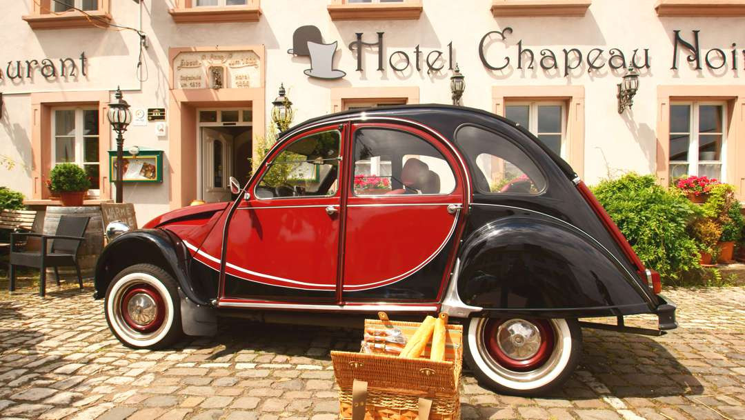Oldtimer vor dem Hotel Chapeau Noir Überherrn