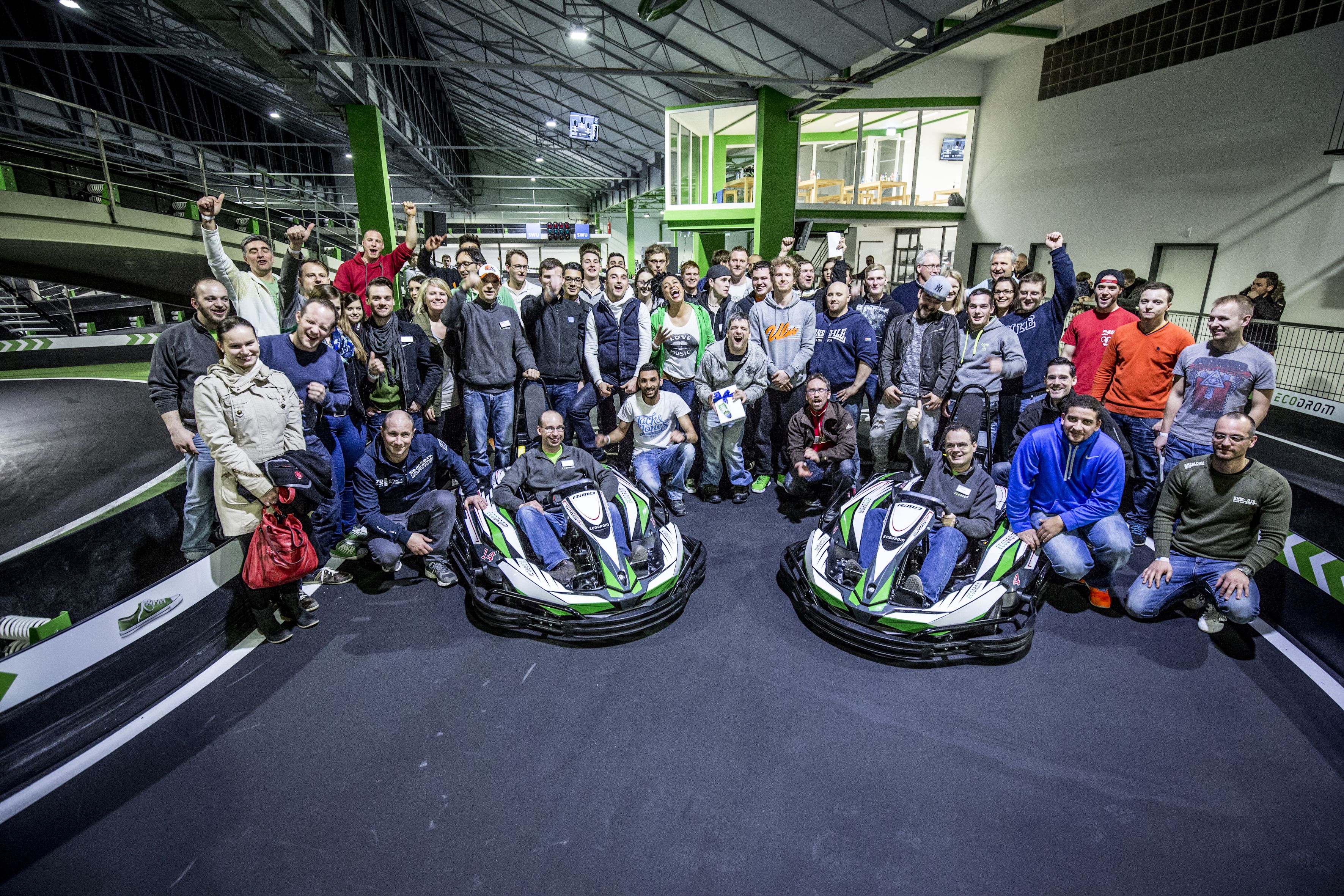 Karts_mit_Gruppe_Bild_Ecodrom_zfV.jpg