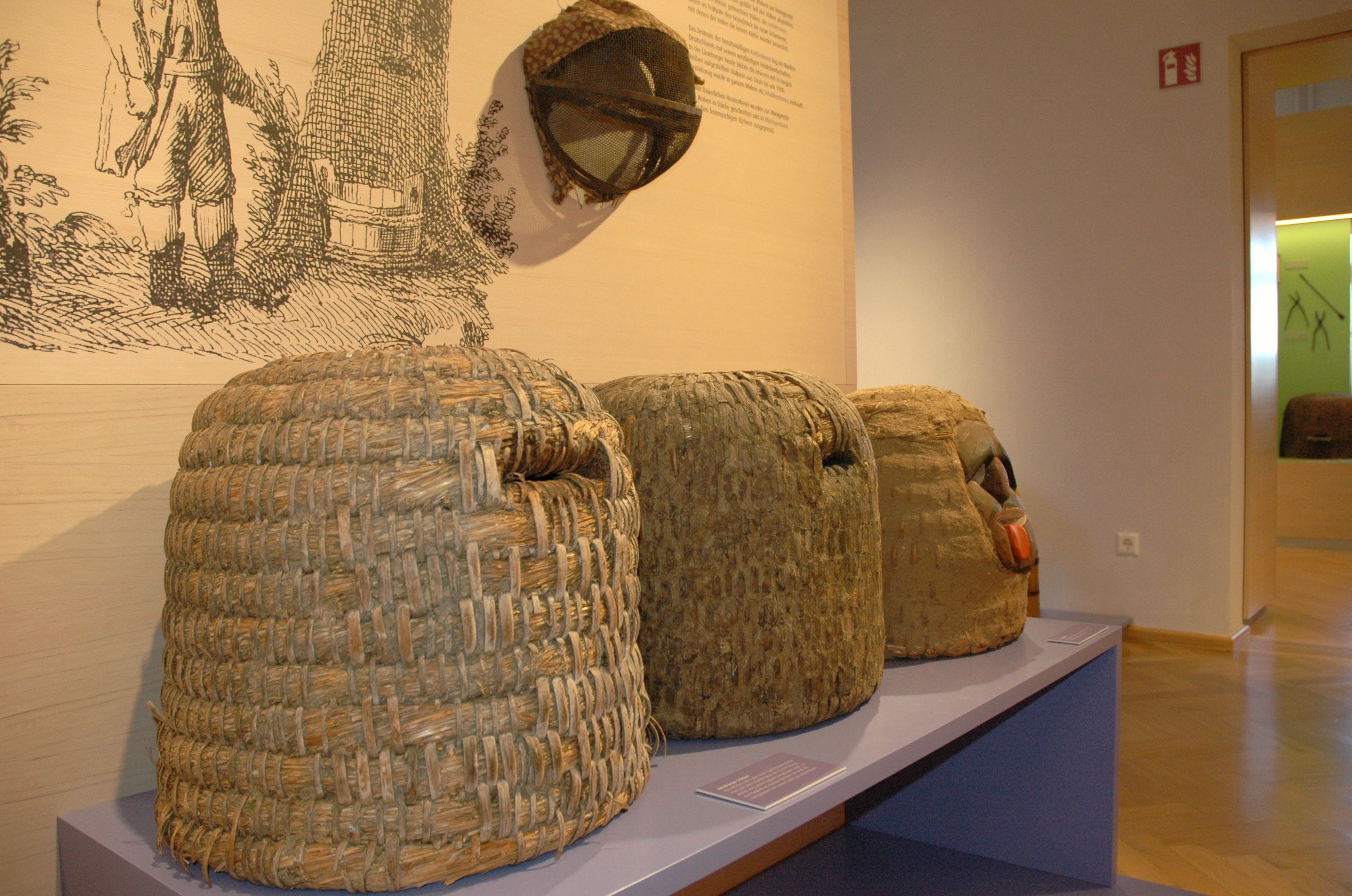 2016-08-04_Führung BdL im Bienenmuseum Illertissen Bienenkörbe © Weidner.jpg