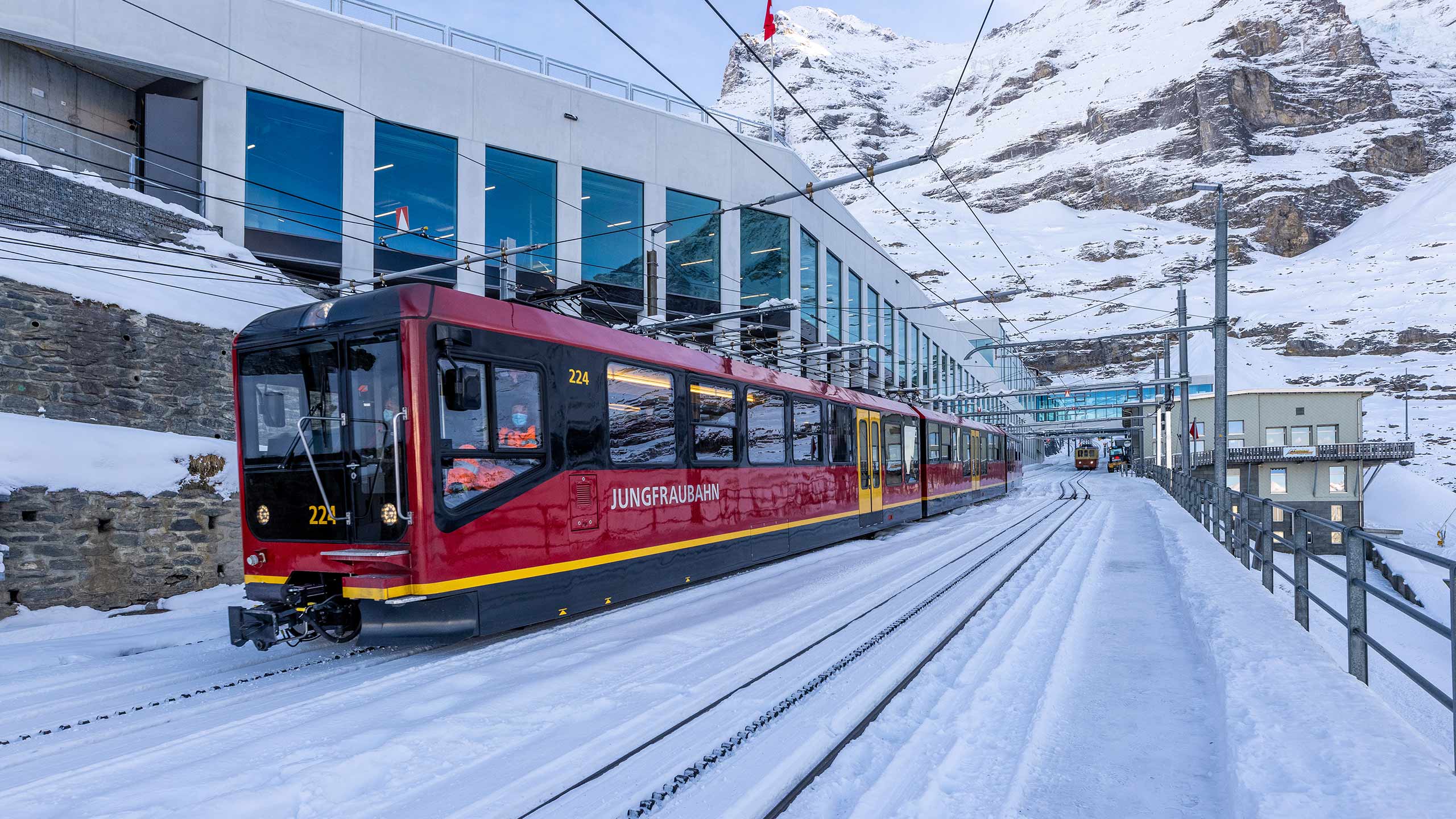 jungfraubahn-station-eigergletscher-winter.jpg