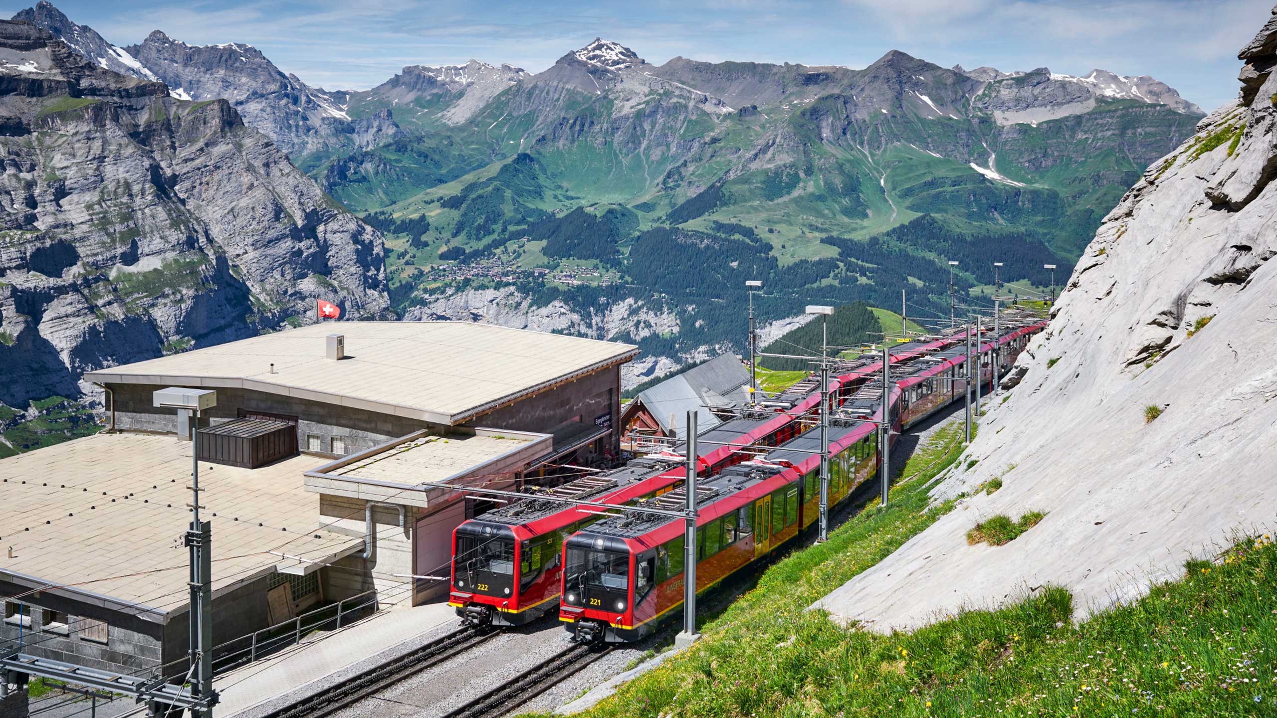 jungfraubahn-station-eigergletscher-sommer.jpg