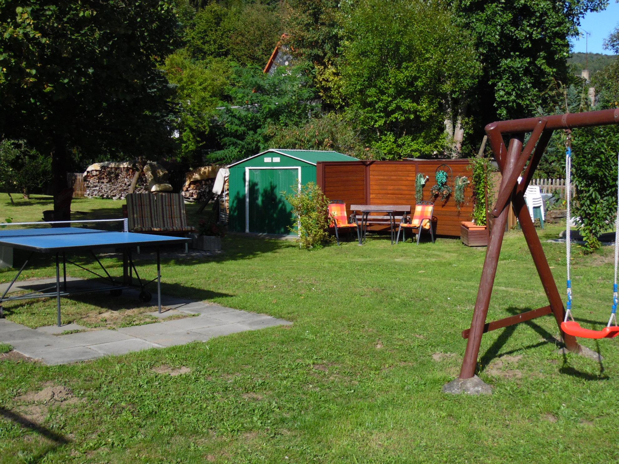 Spielplatz und Tischtennis im Garten