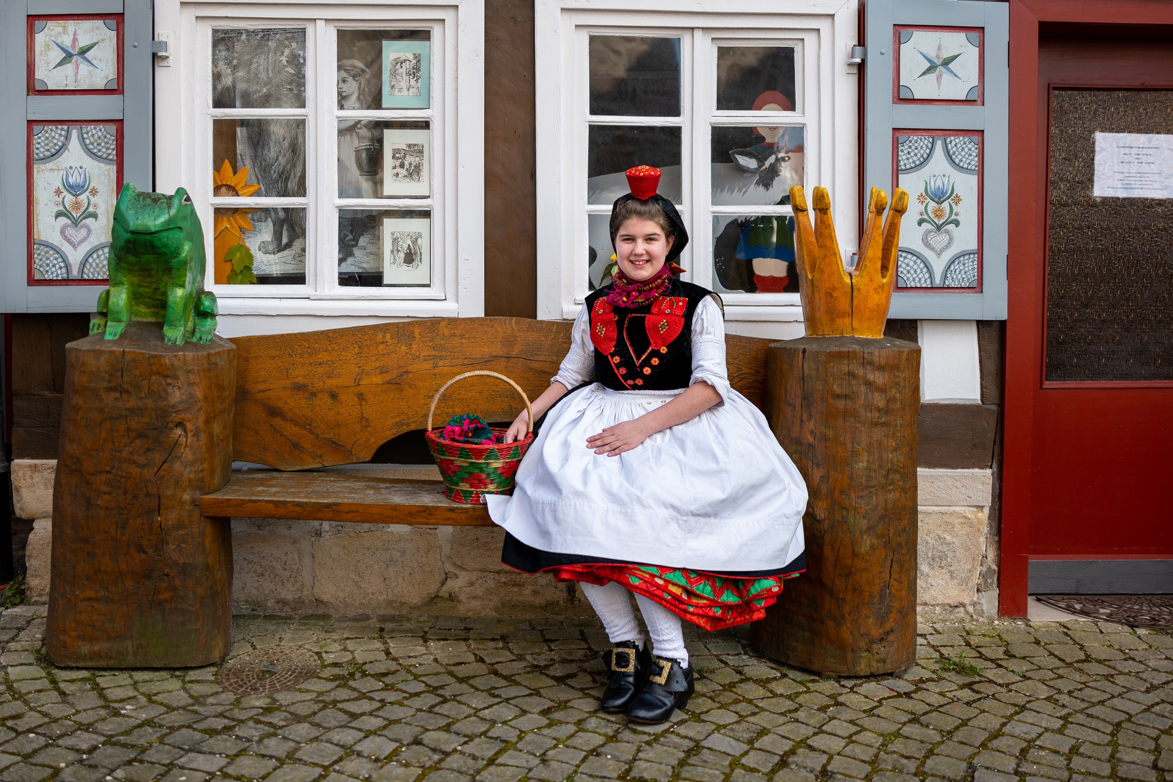 Rotkäppchen vor Märchenhaus Neukirchen