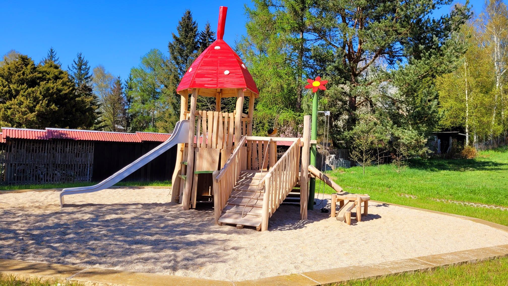öffentlicher Spielplatz in unmittelbarer Nähe