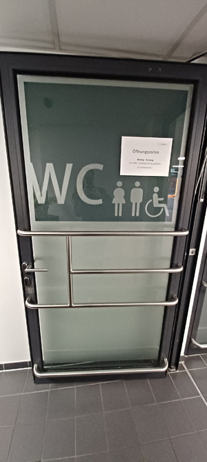 Öffentliche Toilette – Petersbogen – Motiv