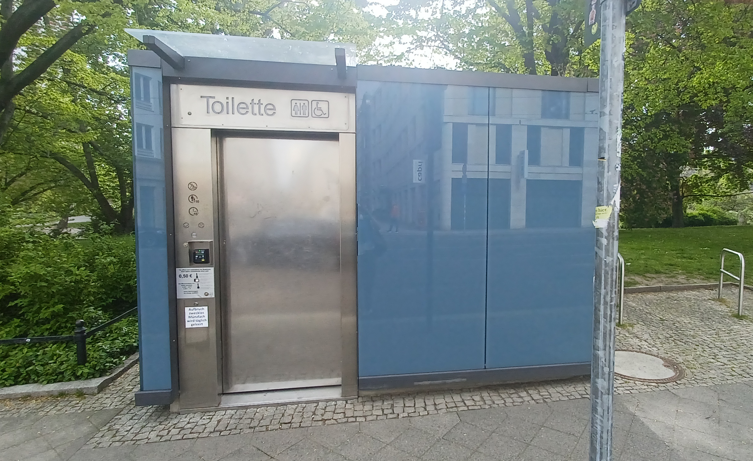 Öffentliche Toilette – Goethestraße – Motiv