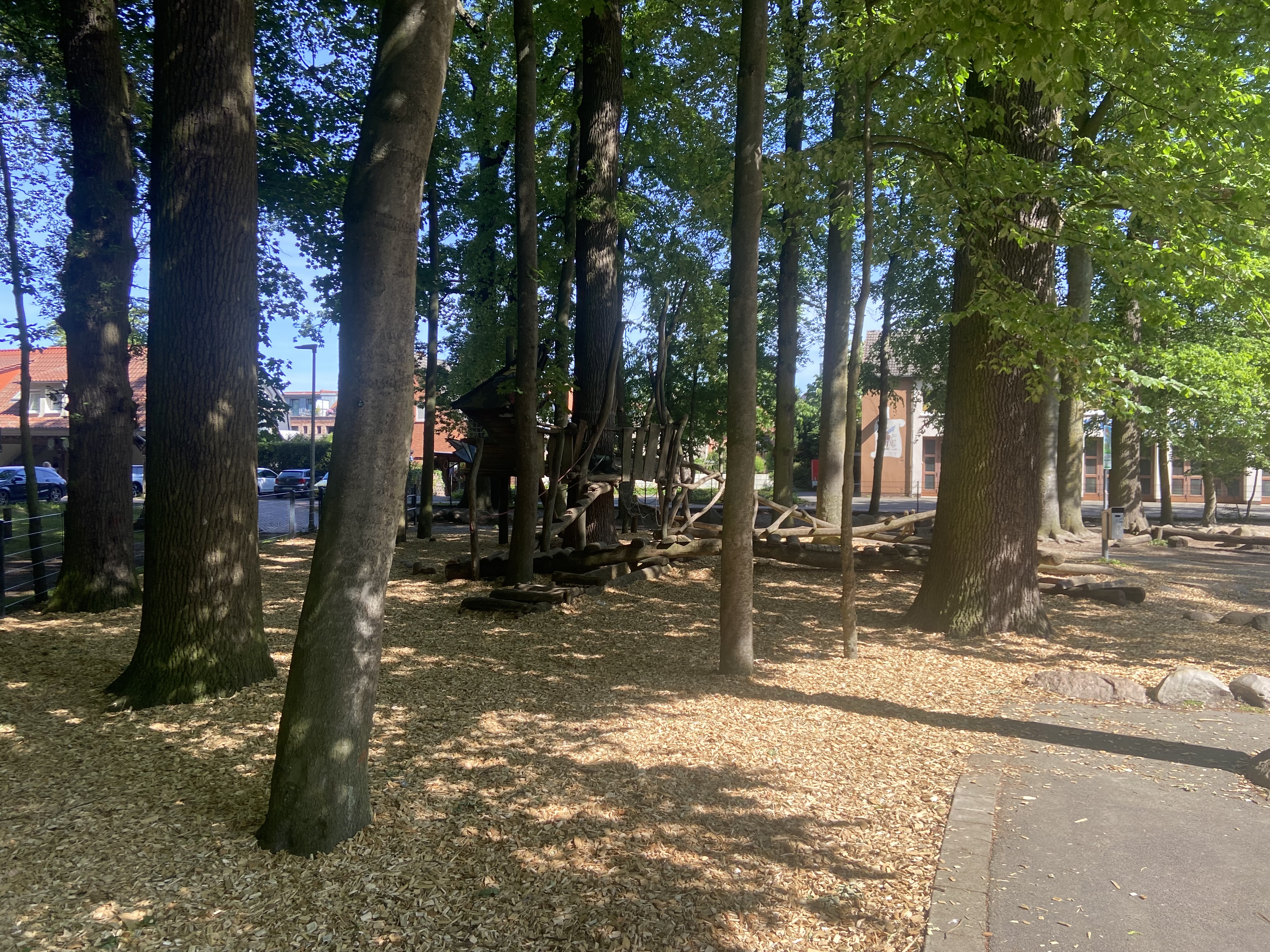 Spielgerät auf dem Spielplatz an Grundschule