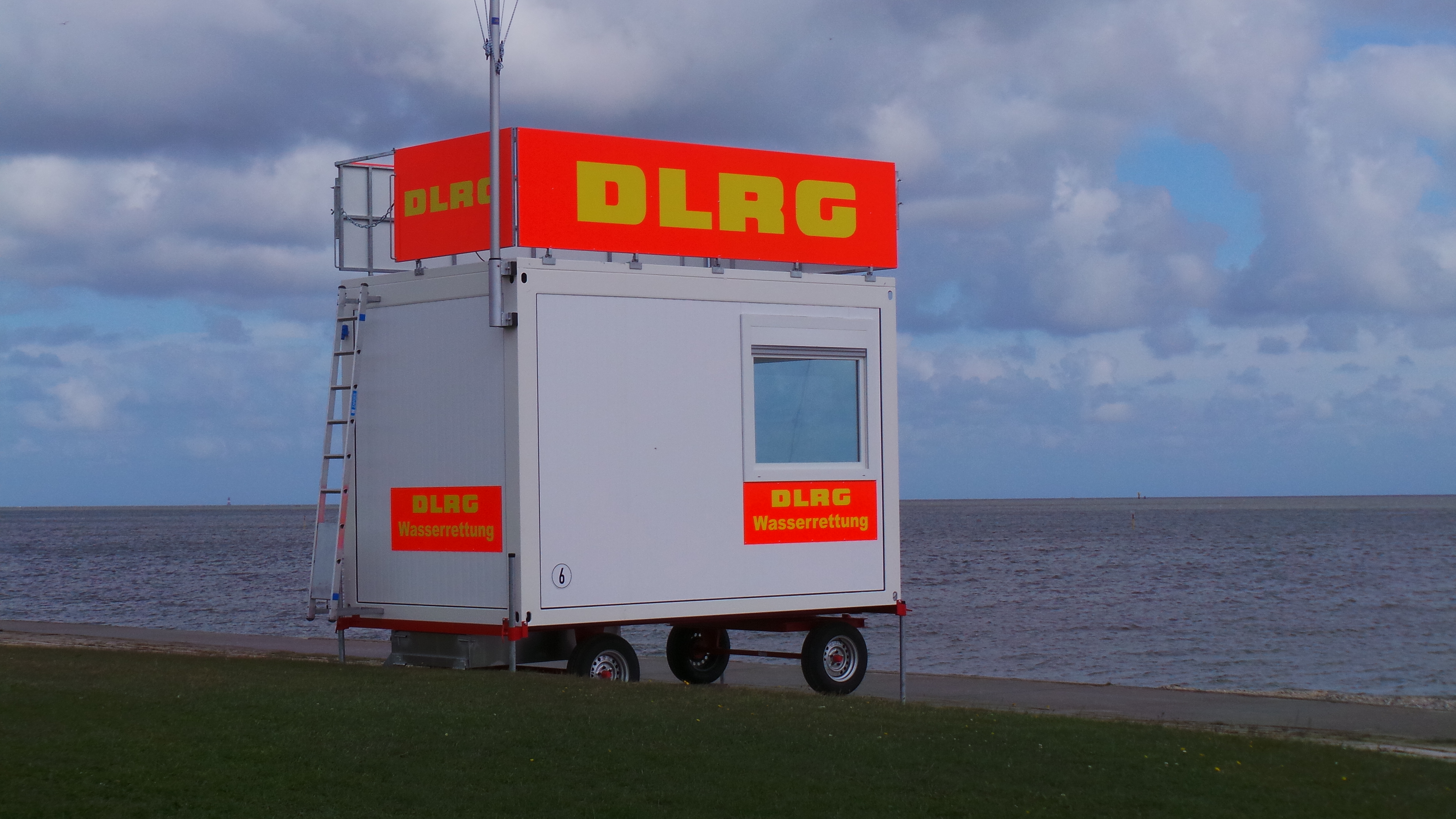 DLRG am Badestrand Horumersiel