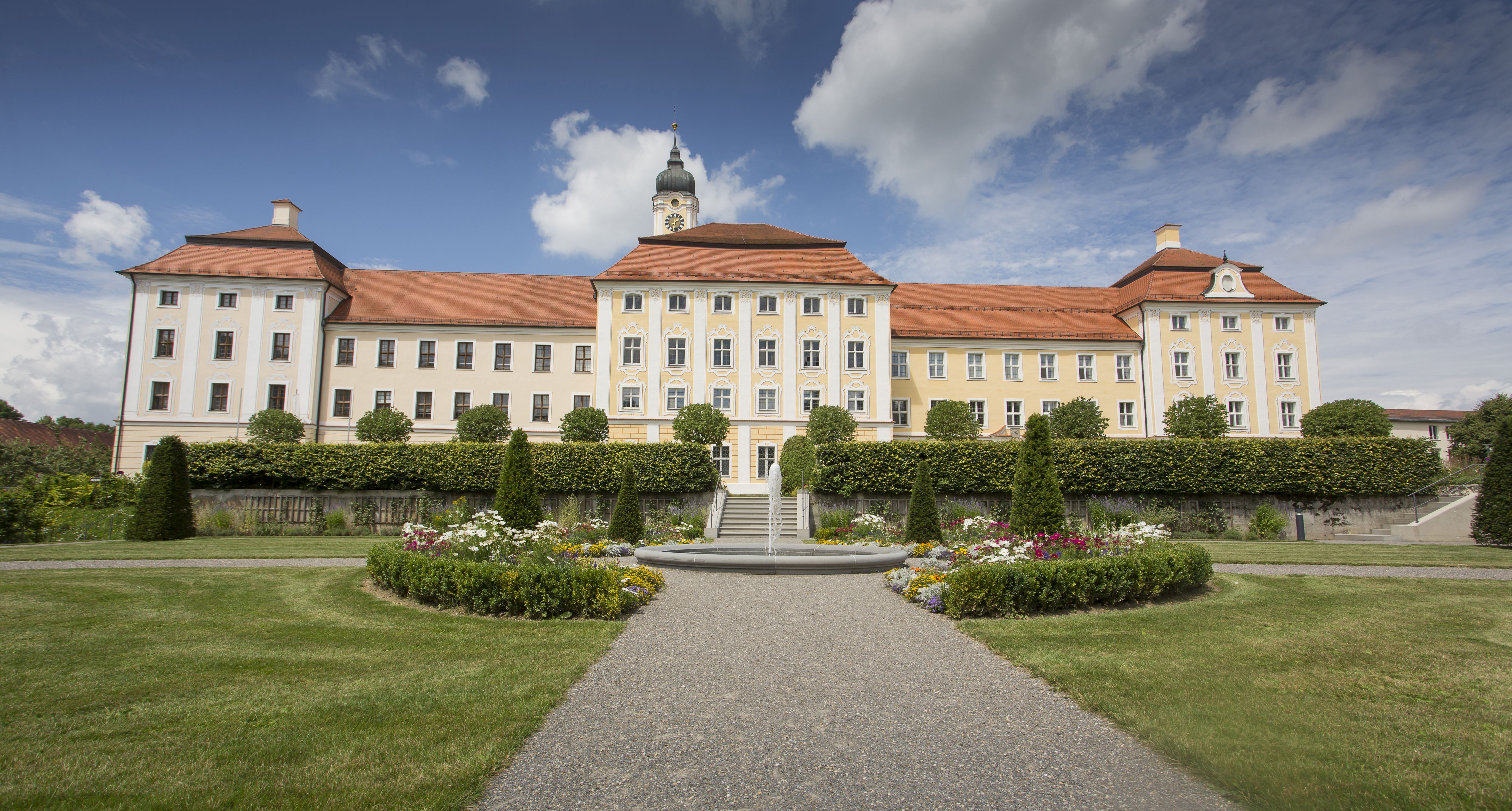 Barockgarten in Roggenburg mit Klosteranlage