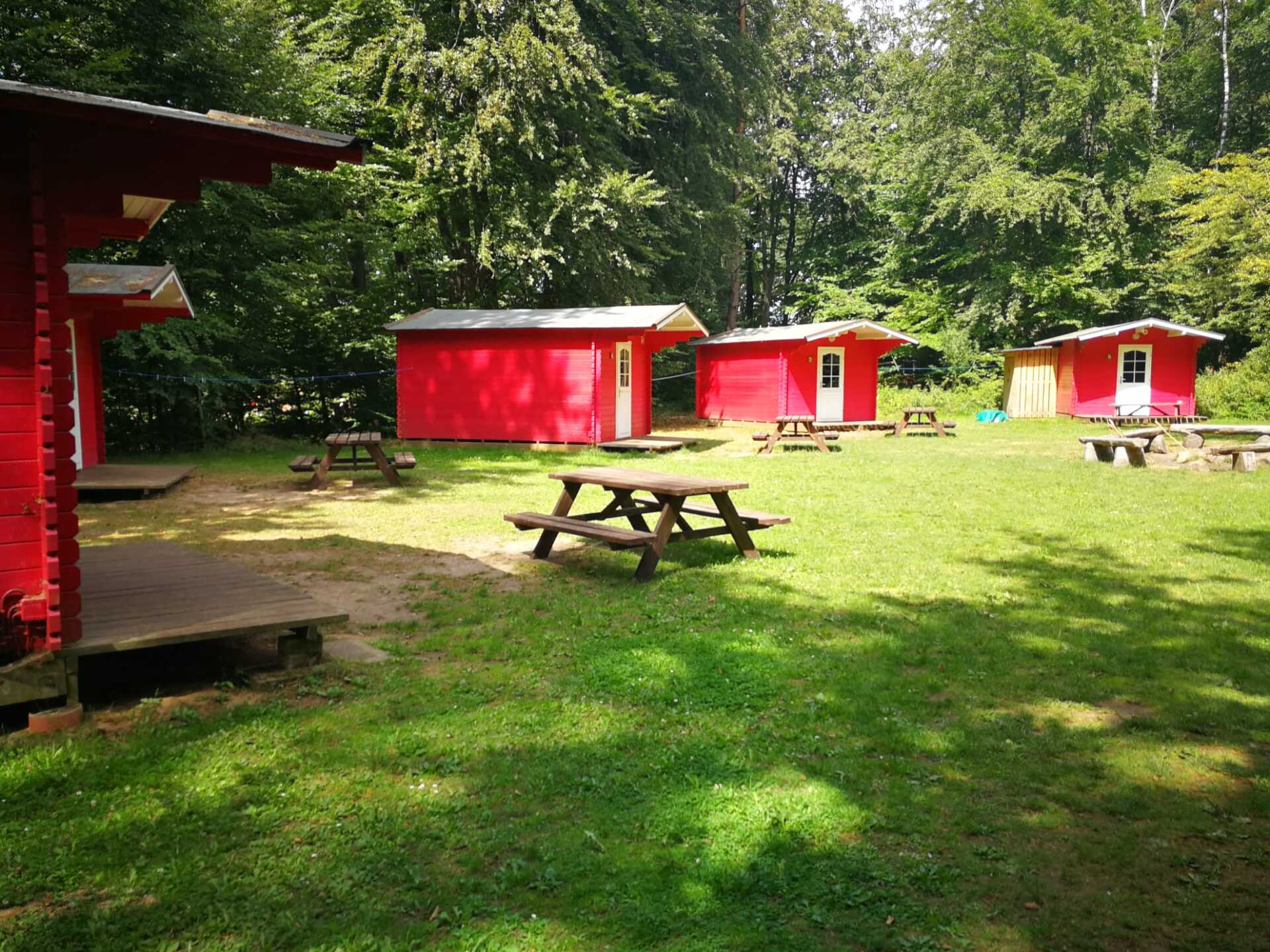 Hütten im Naturcamp