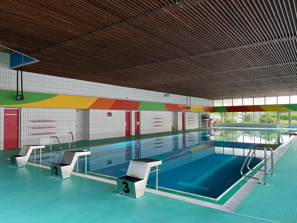 Schwimmbecken des Hallenbads in Elchingen