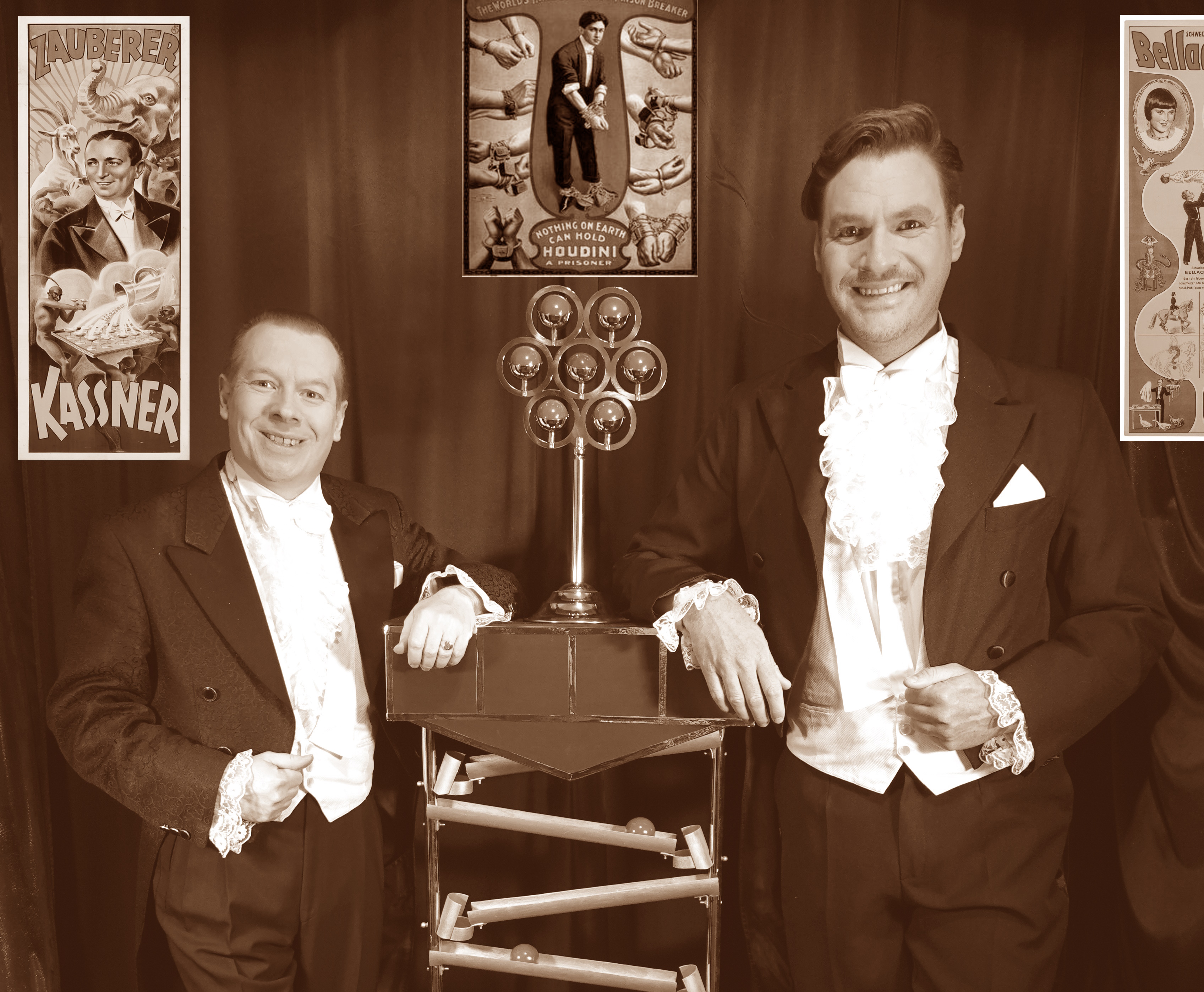 Ausstellungseröffnung, Plakate, Billard-Ball-Stativ, Calvero´s Salon-Zaubertheater, 2.jpg