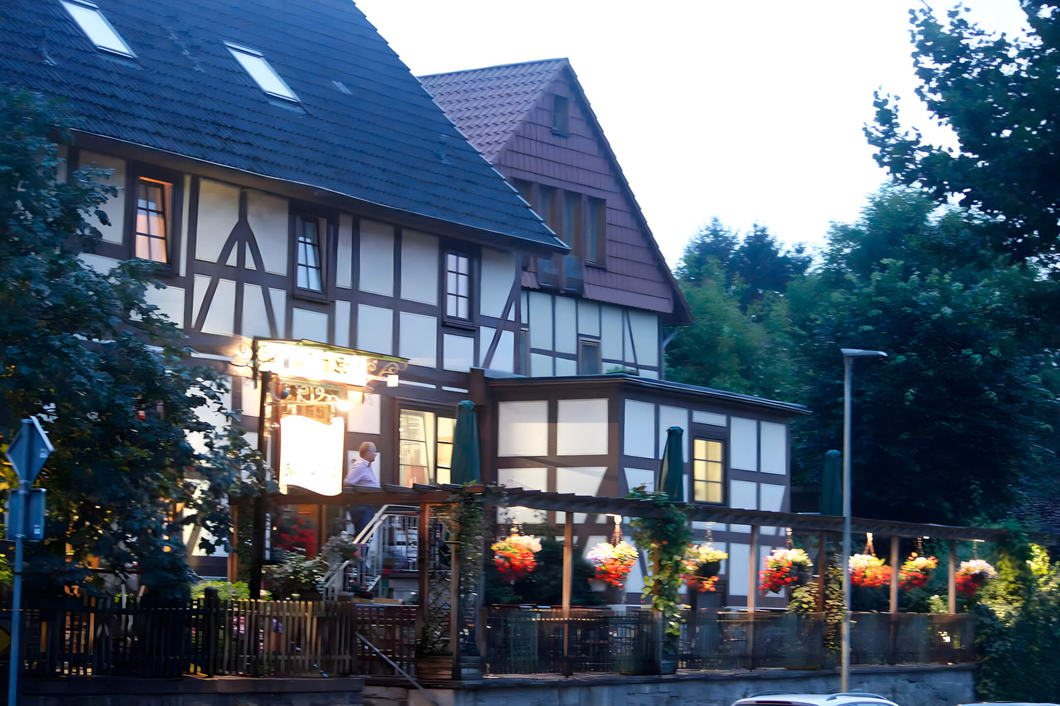 Außenansicht, Landgasthaus zum Krug, Lippolshausen.jpg