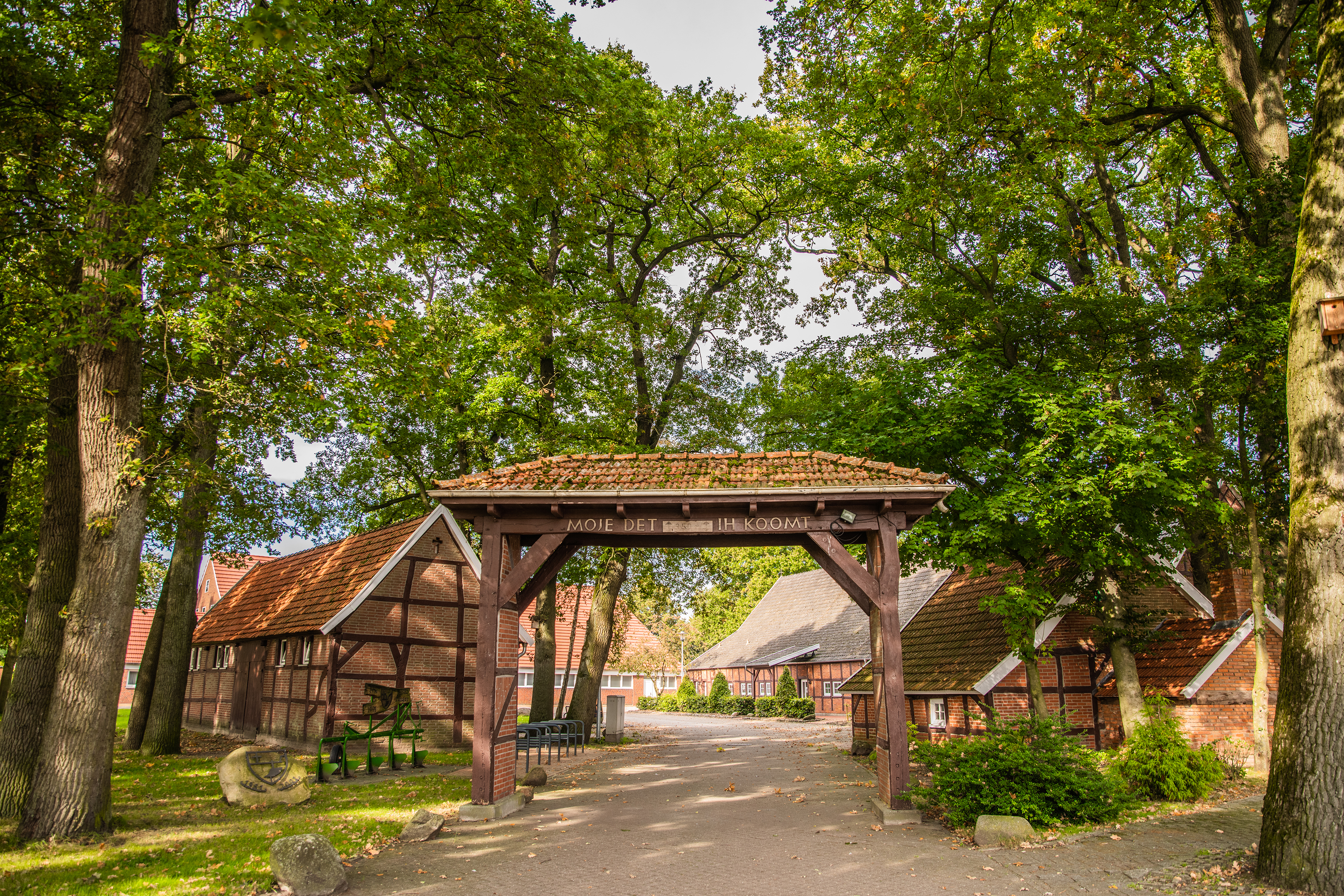 Gemeindezentrum mit Dorfbrunnen und der Mehrzweckhalle