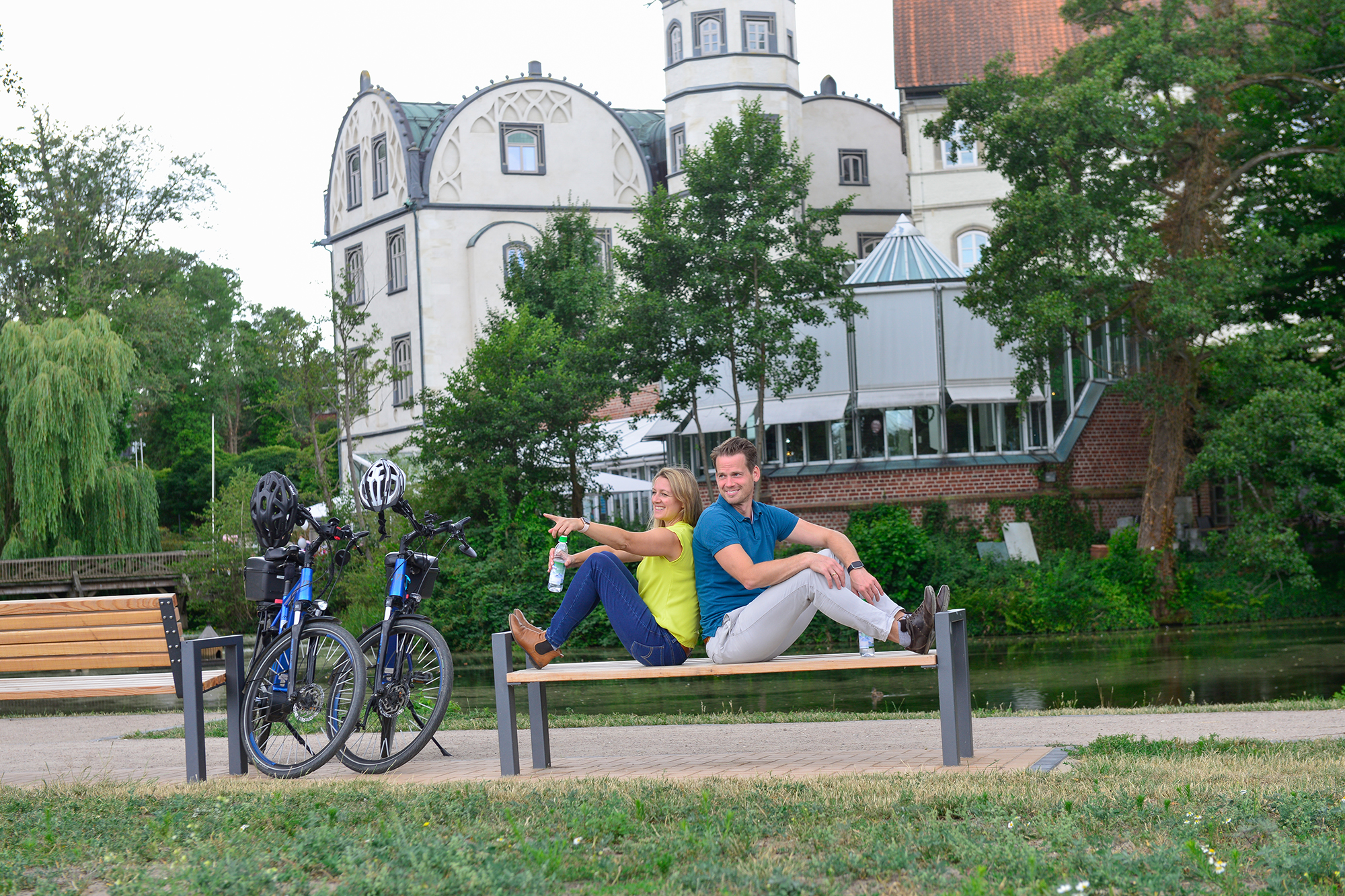 Paar mit dem Fahrrad am Schloss Gifhorn.jpg