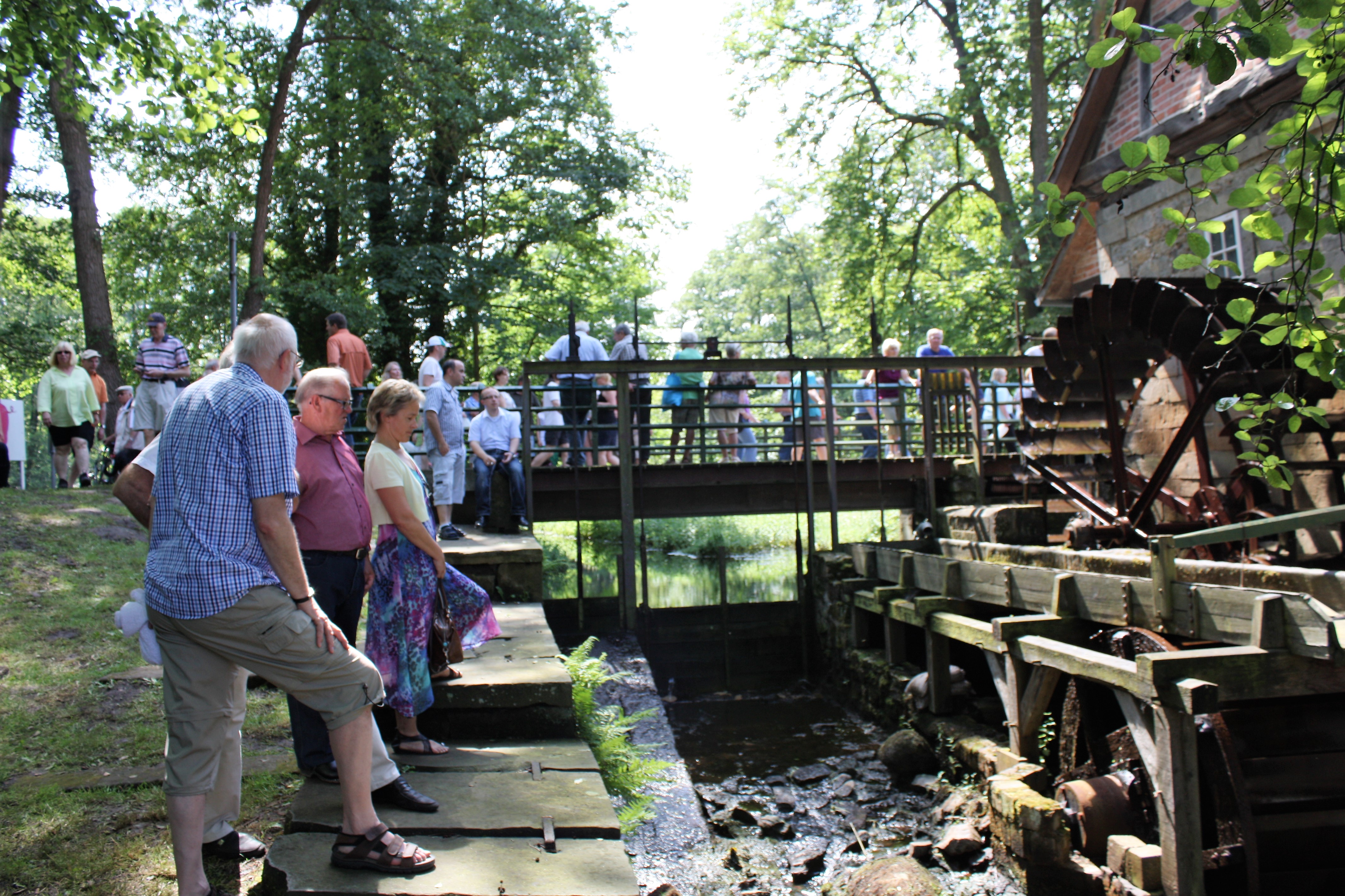 Wassermühle Laderholz mit Besuchern