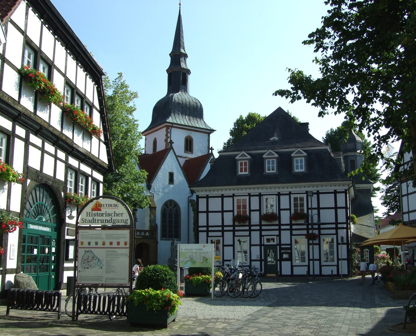Bolzenmarkt mit Blick auf die Pfarrkirche St. Johannes Baptist und das Rathaus