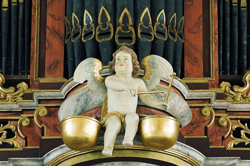 Engel an der Orgel in der Kirche
