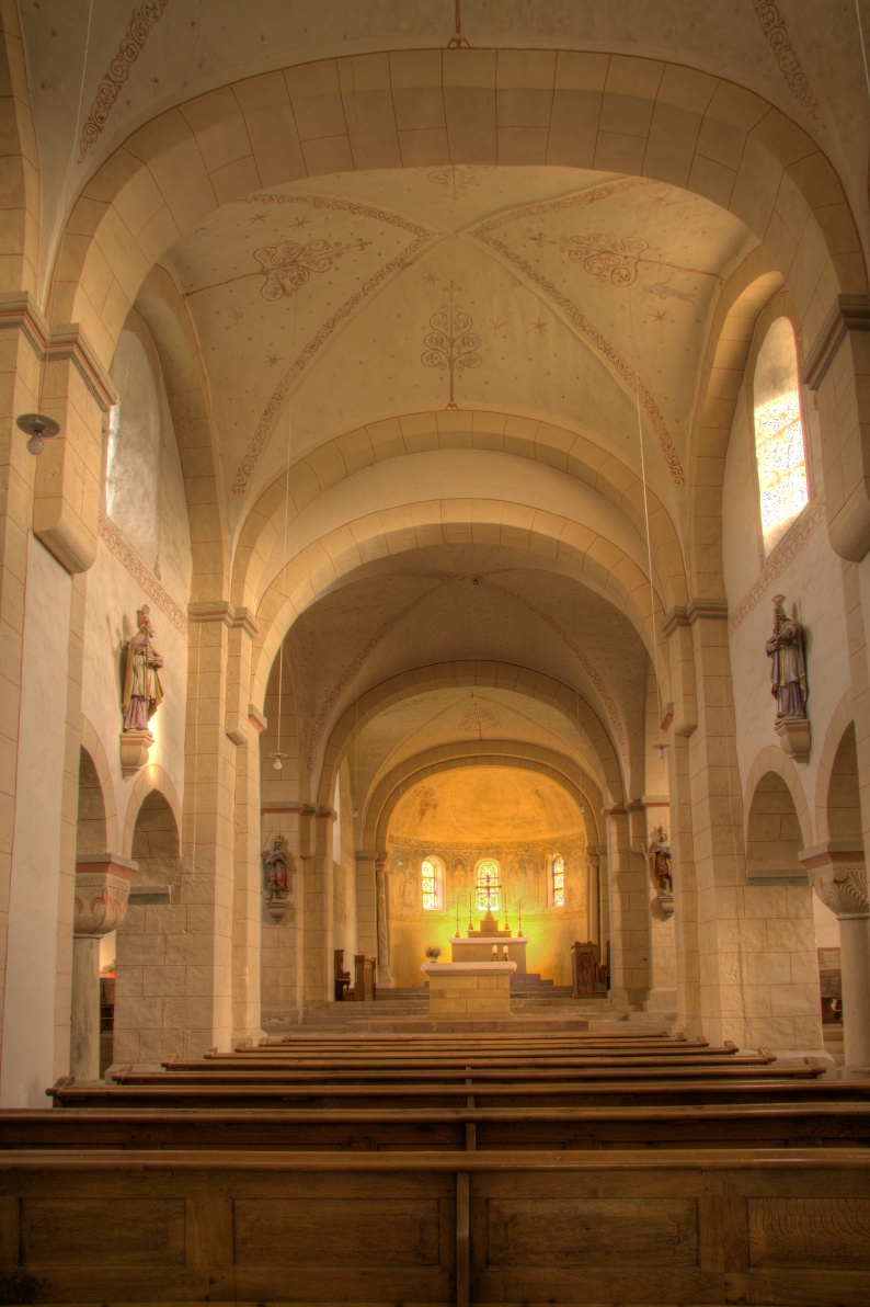 Der Altarraum der St. Kilianskirche