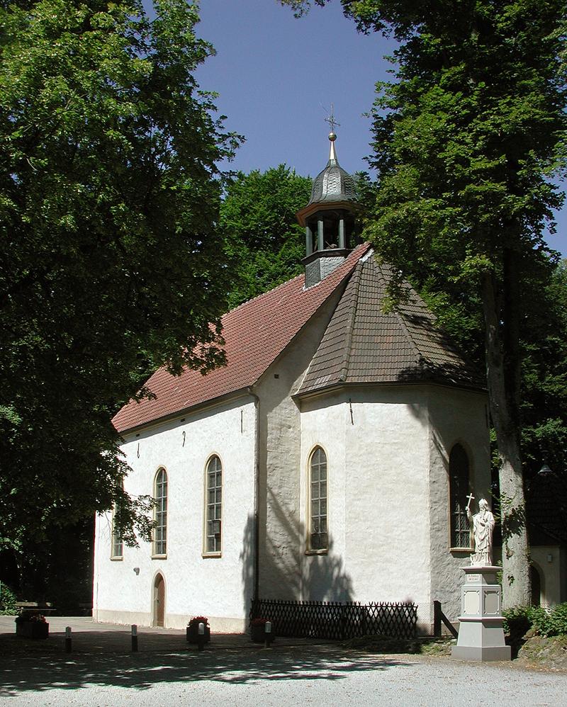 Halle Westfalen, idyllische Pfarrkirche Stockkämpen im Haller Ortsteil Hörste