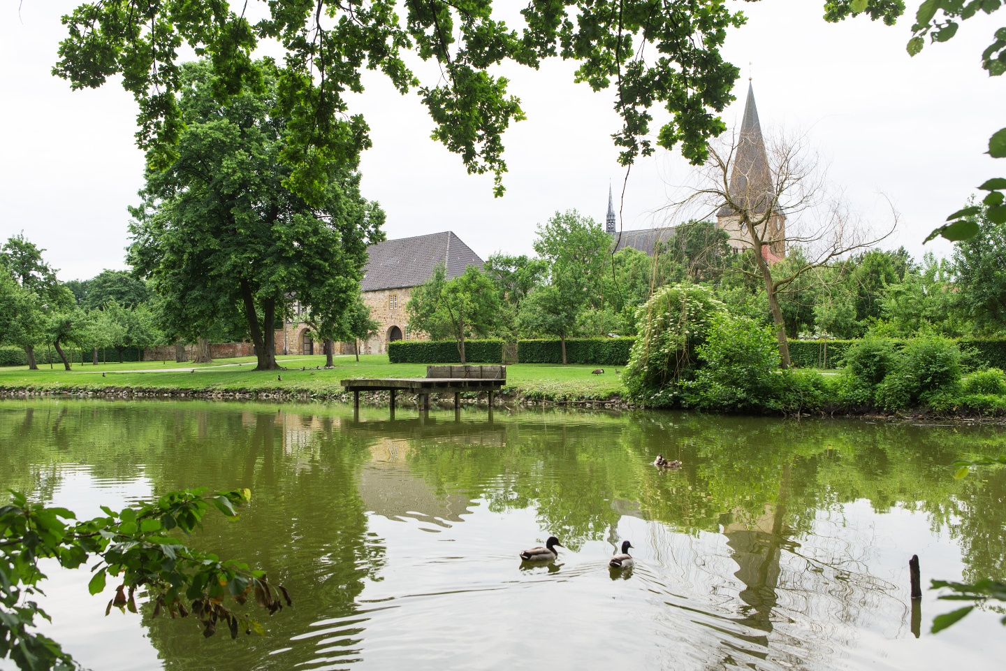 Teich im Garten der Klosteranlage Herzebrock