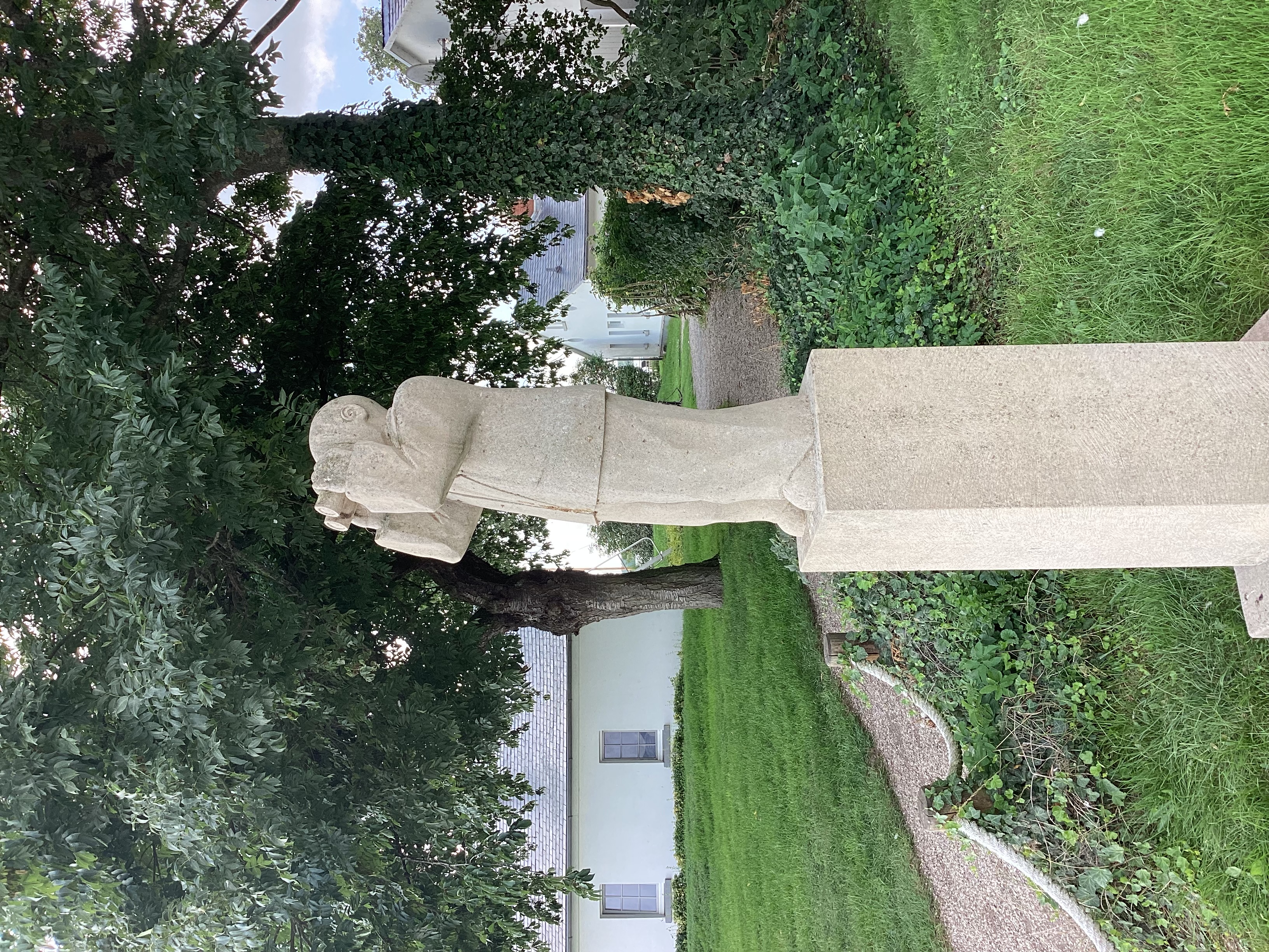 Mann mit Fernglas schaut in Richtung Steinhude