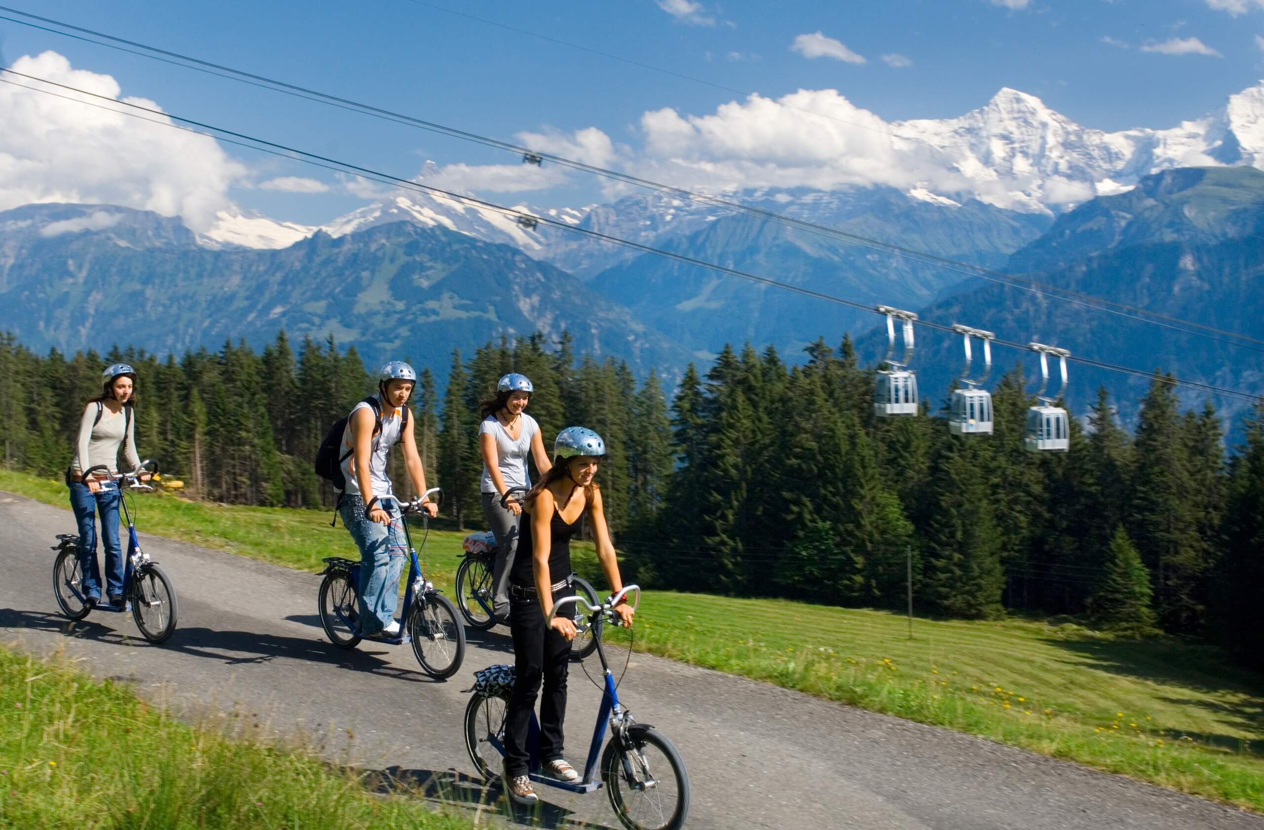 niederhorn-trotti-bike-familie-sommer-gondeln-panorama-velo-mountainbike