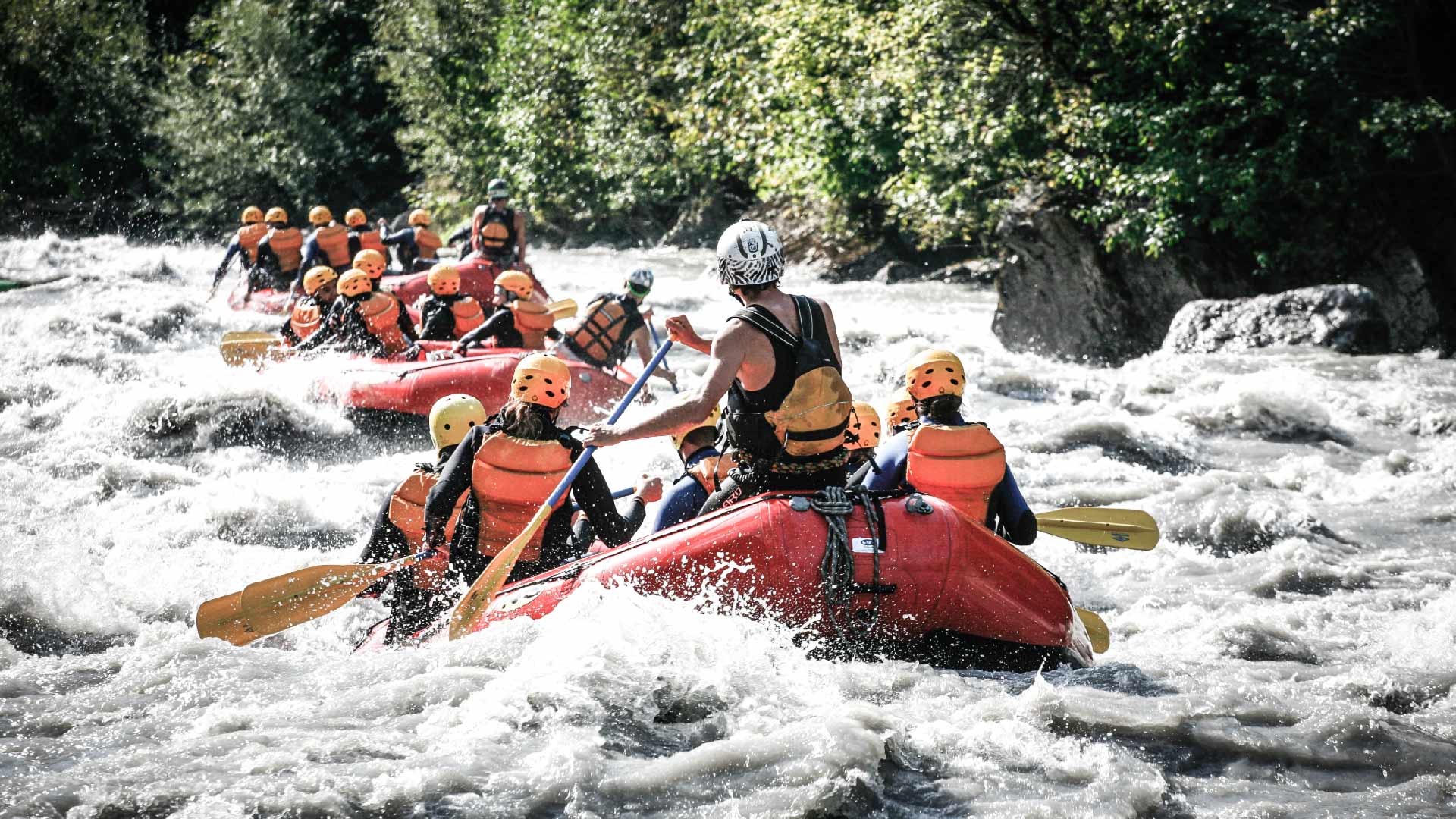 river-rafting-sommer-boote-rafting-gruppen-adventure