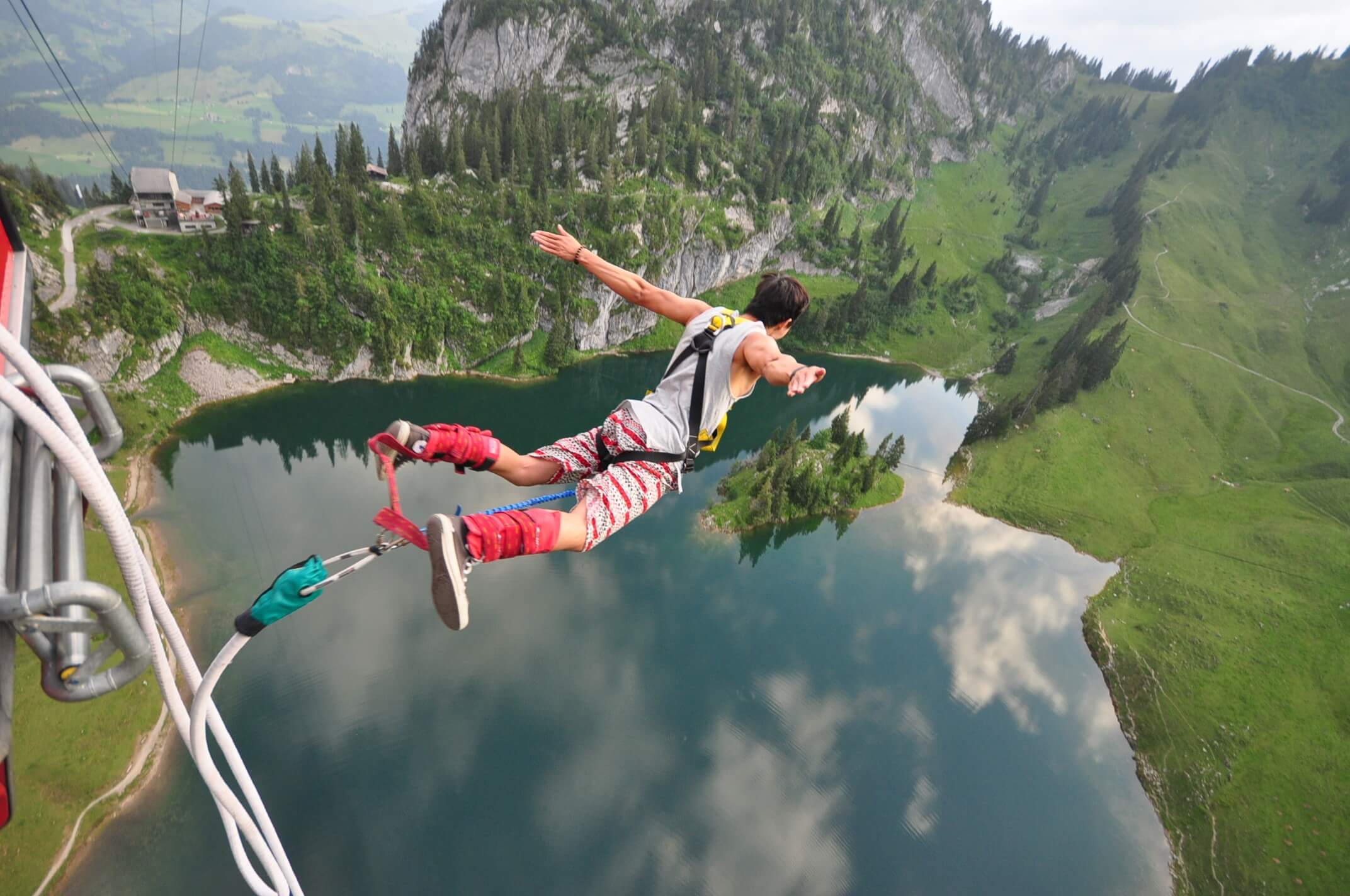 stockhorn-bungy-see-absprung-sommer